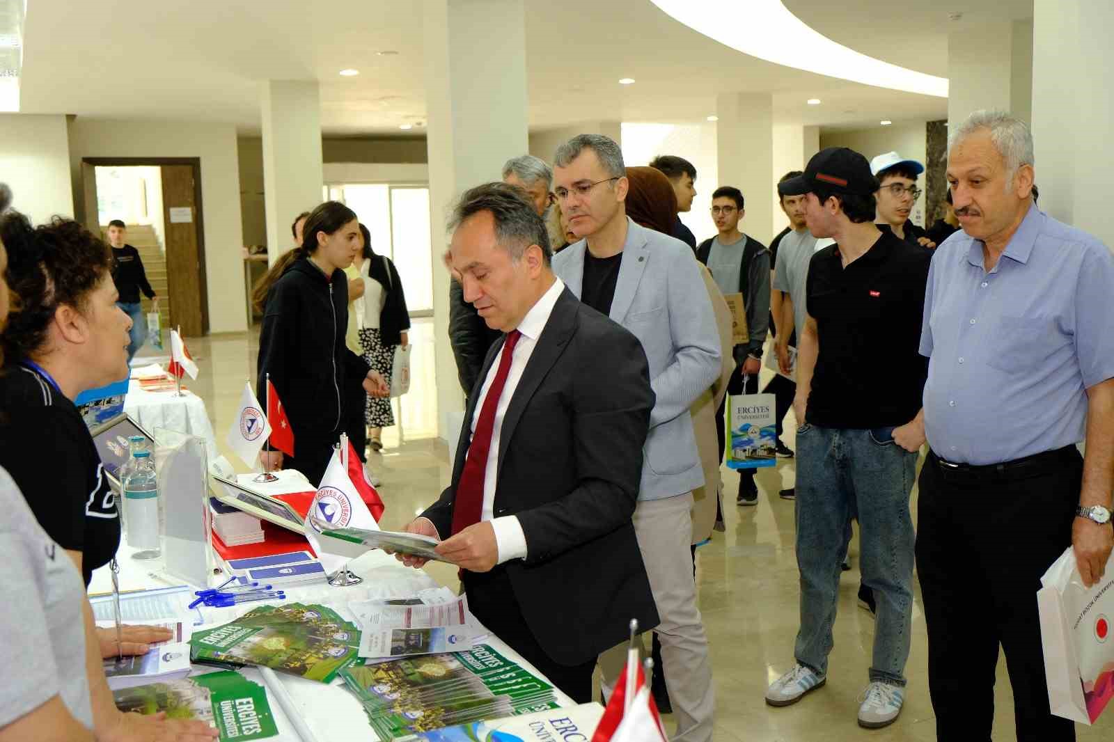 universite-adaylari-aub-tanitim-fuarinda-geleceklerini-sekillendiriyor