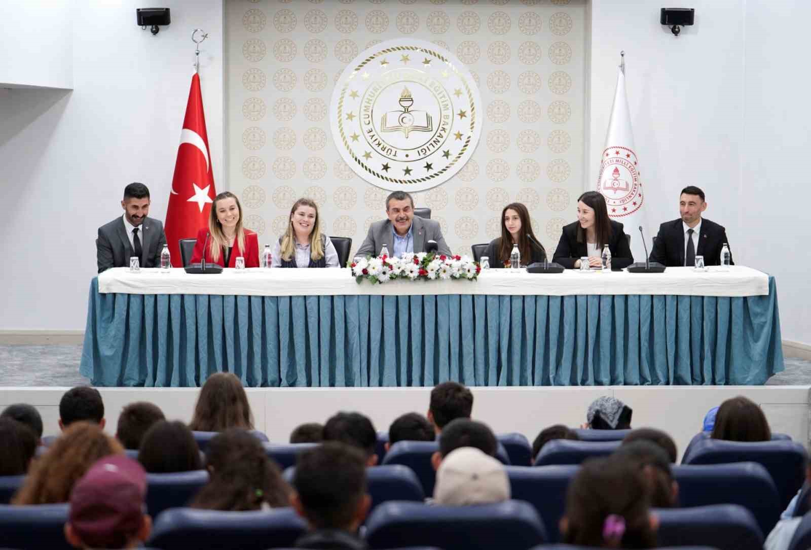 uzundereli-ogrencilerden-ankara-cikarmasi-bakan-yusuf-tekine-ziyaret