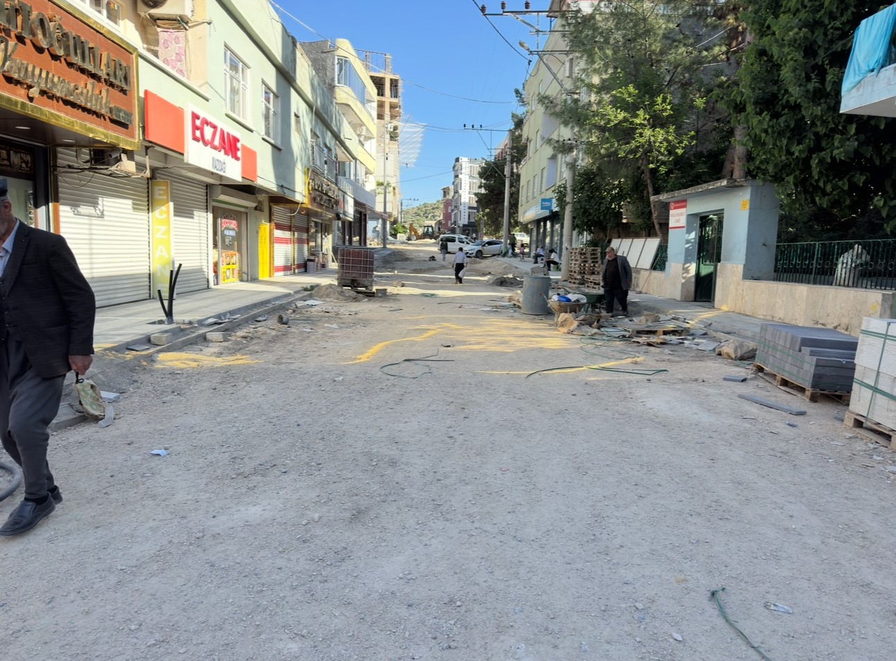 vatandaslar-demli-belediyenin-3-aydir-yolu-ulasima-acamamasina-tepki-gosterdi