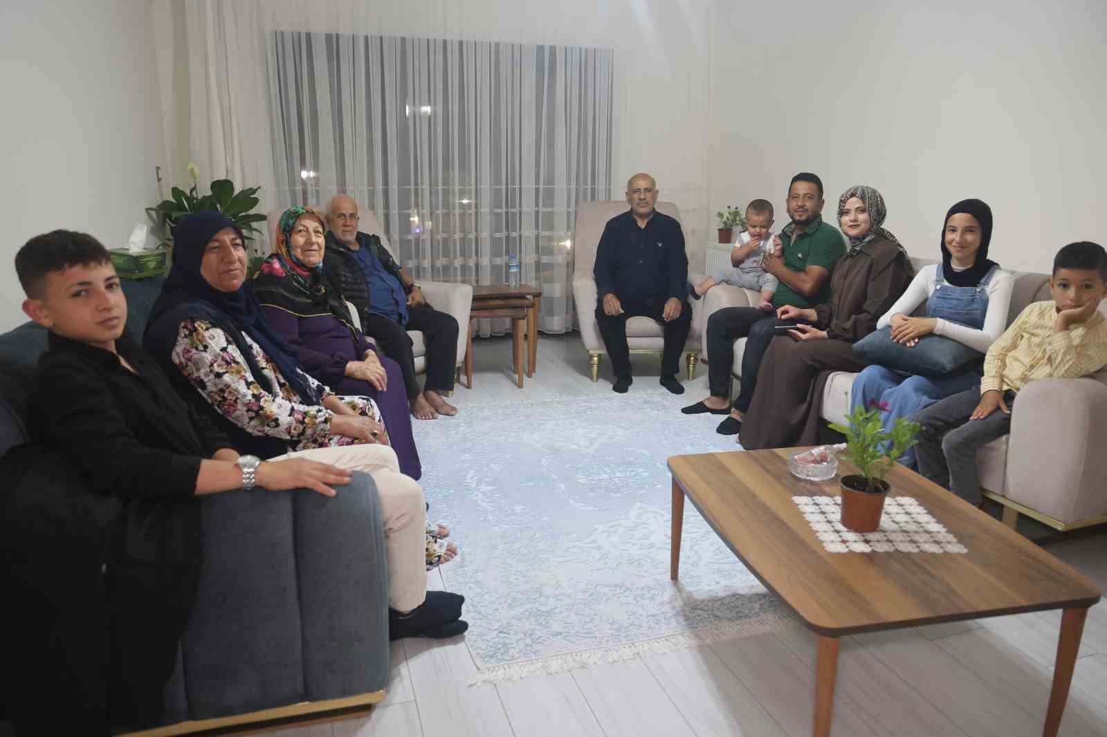 yeni-yuvasinda-ilk-misafiri-olan-bakan-kuruma-9-evladinin-ismini-tek-solukta-sayan-depremzede-baba-gulumsetti