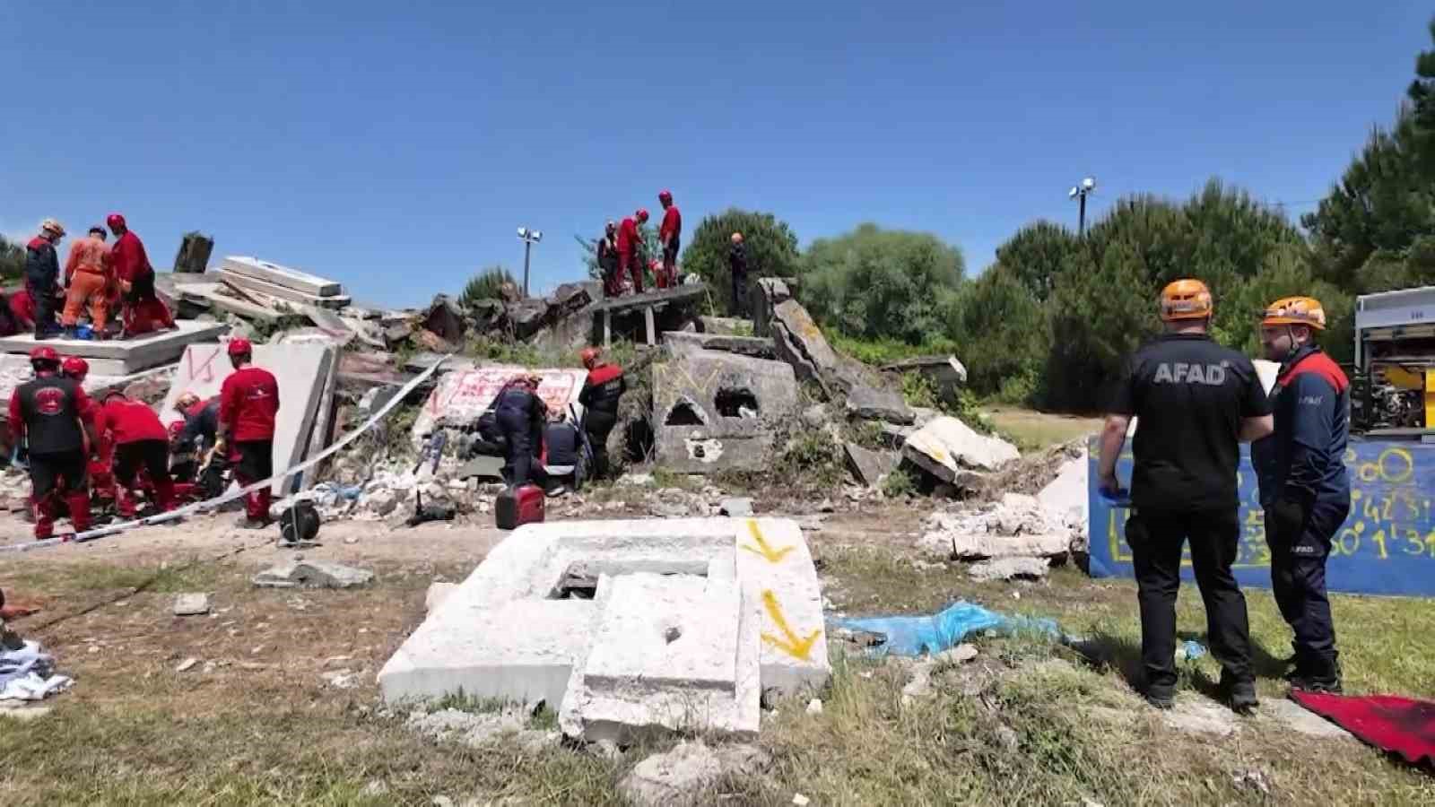 7-2lik-deprem-senaryosu-13-ilden-destek-ekip-geldi