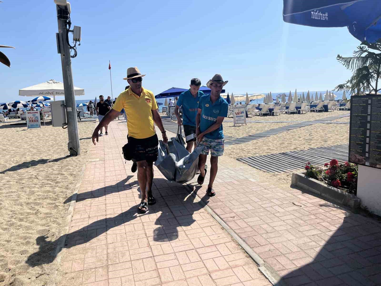 alanyaya-tatile-gelen-alman-turist-sahilde-hayatini-kaybetti