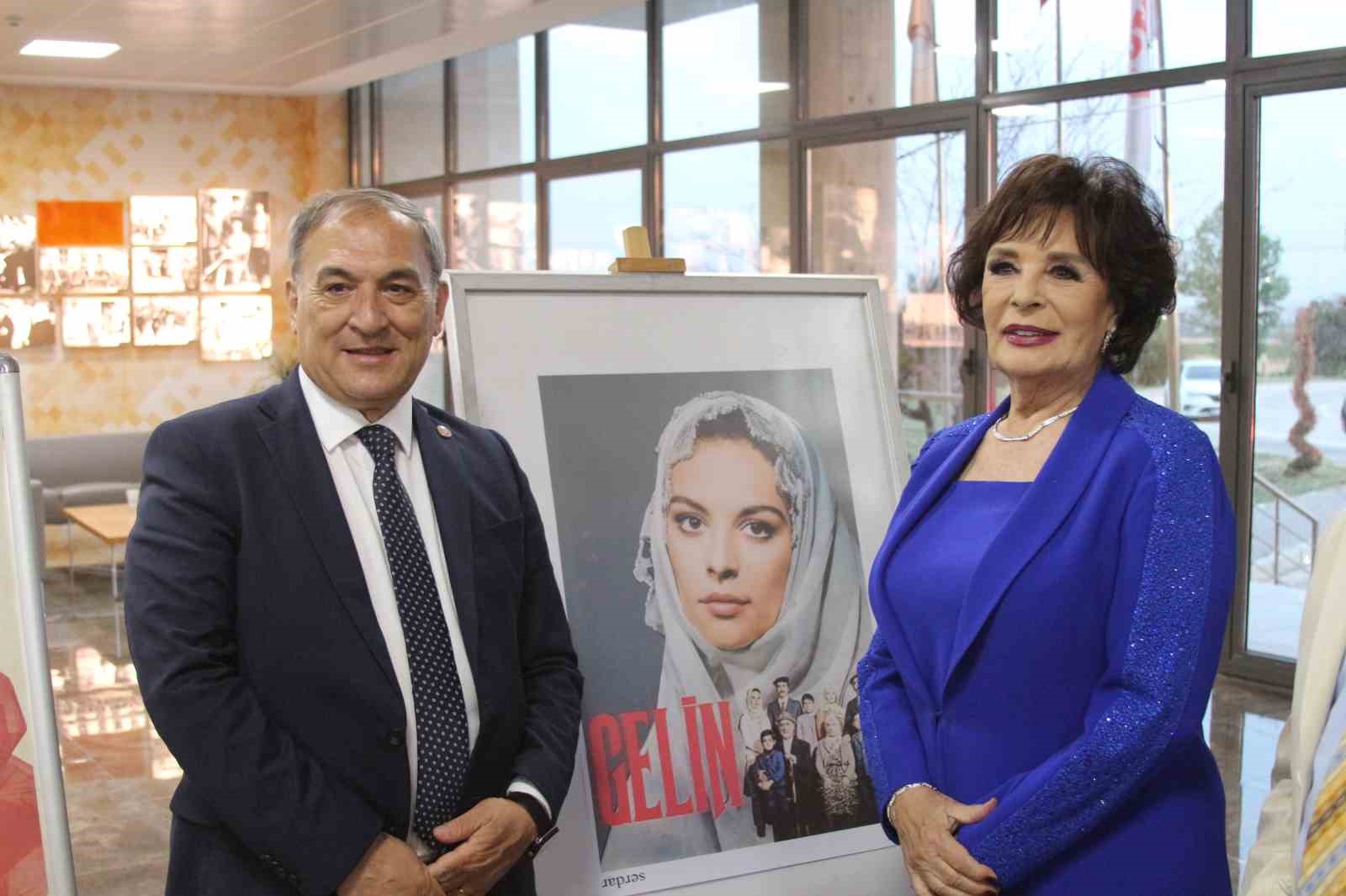 alparslan-turkes-bilim-ve-teknoloji-universitesinde-yesilcam-gecesi-hulya-kocyigit-genclerle-bulustu