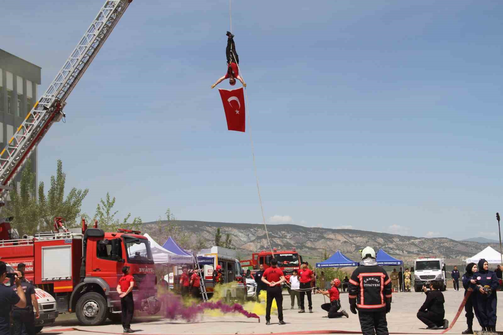 arama-kurtarma-tanitim-ve-genclik-sagligi-senligine-universite-ogrencilerinden-yogun-ilgi