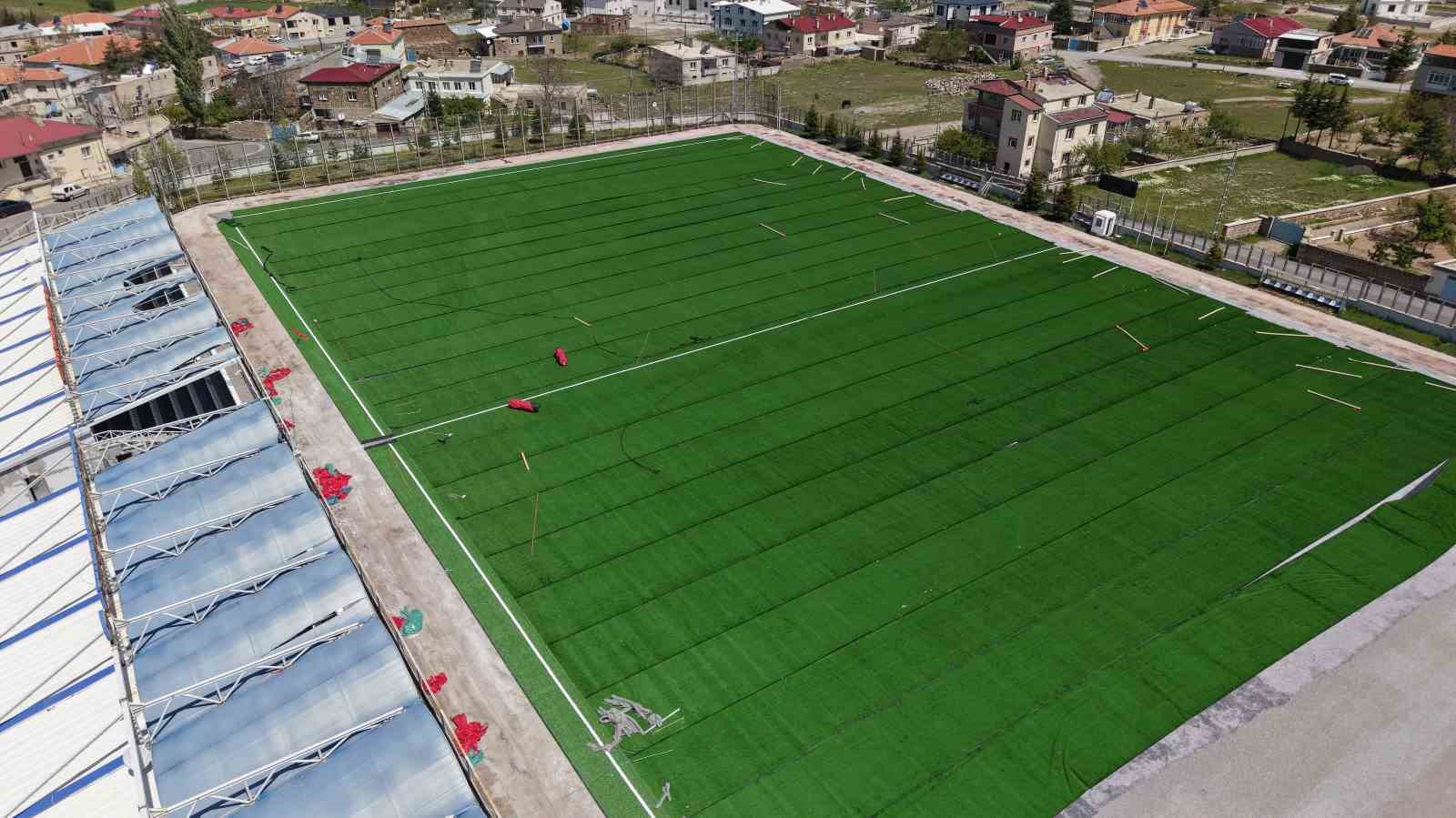 basakpinar-spor-merkezinin-cimleri-ve-yedek-kulubeleri-yenileniyor