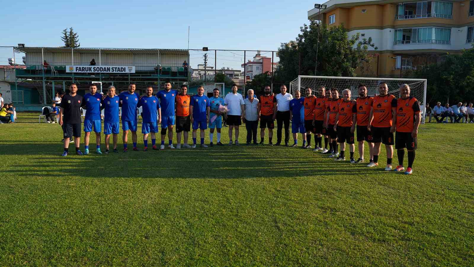belediye-personeli-ile-muhtarlar-dostluk-macinda-bulustu