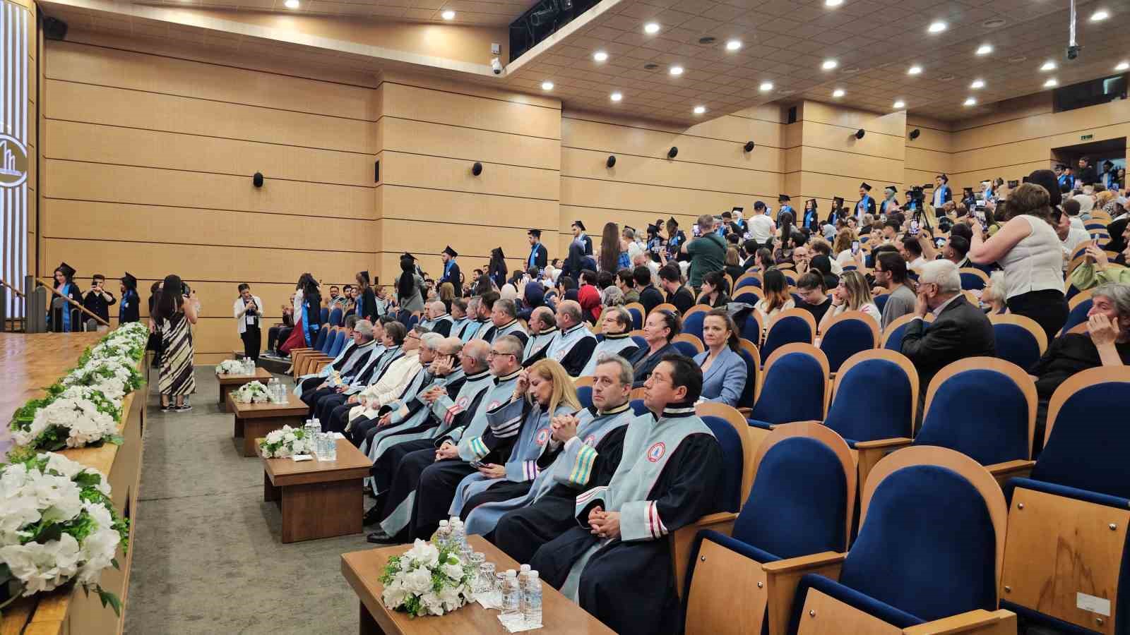 beunde-mezuniyet-coskusu-sanat-ve-iletisimin-gucuyle-gelecege-ugurlandilar