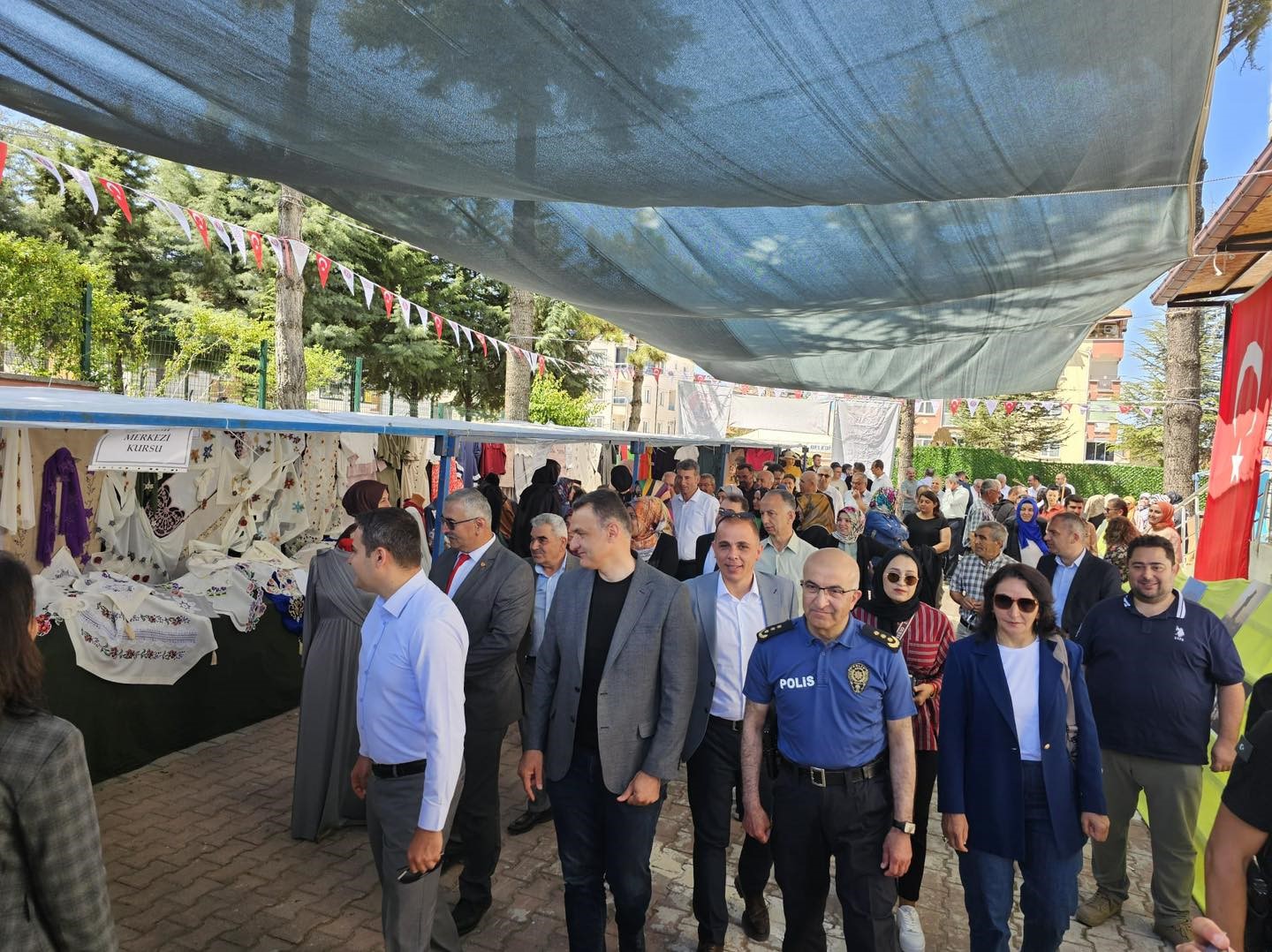 beysehirde-kursiyerler-el-emegi-goz-nuru-eserlerini-sergiledi