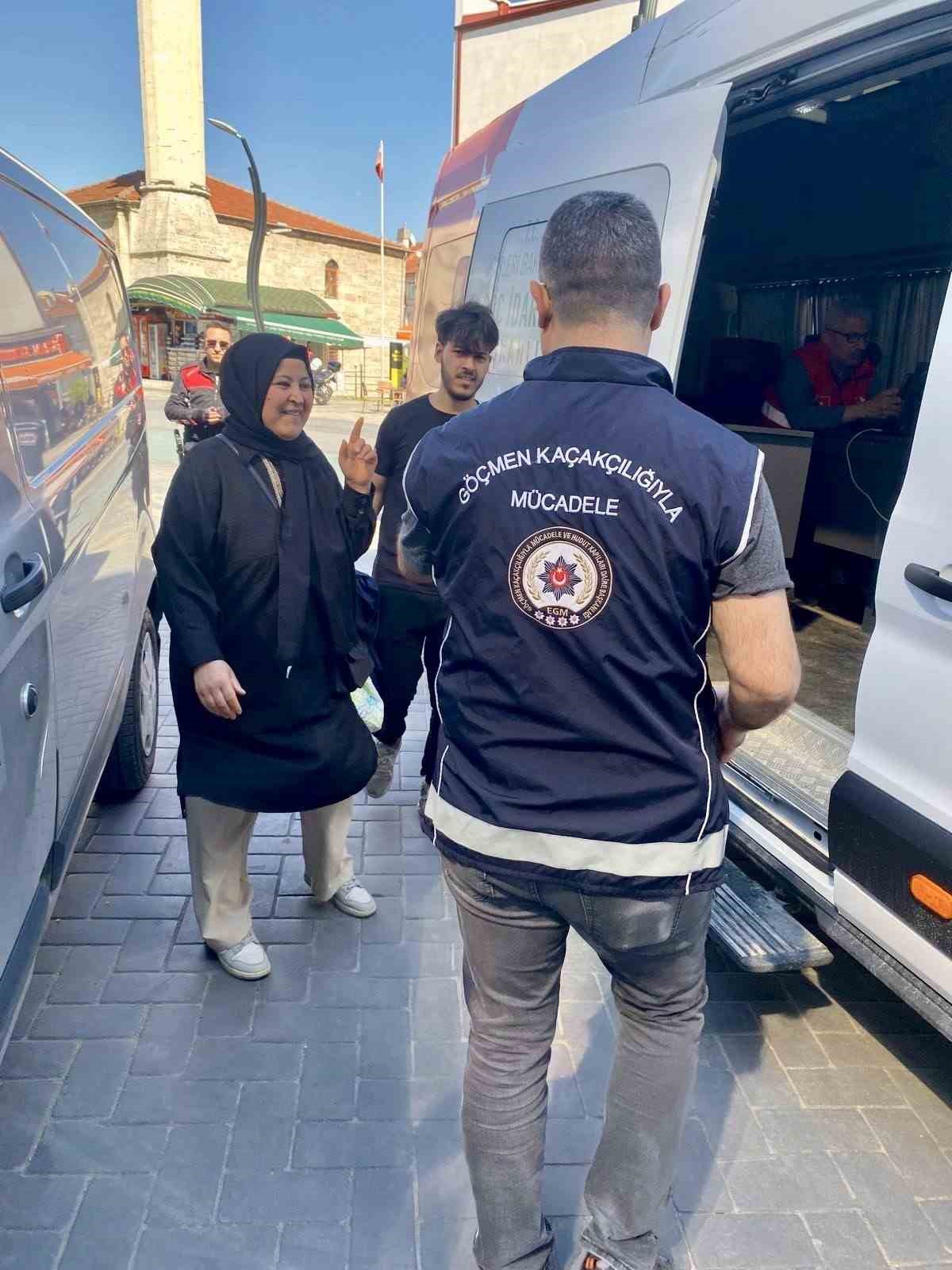 bilecikte-huzur-uygulamasi-2-yabanci-uyruklu-kisi-sinir-disi-edildi