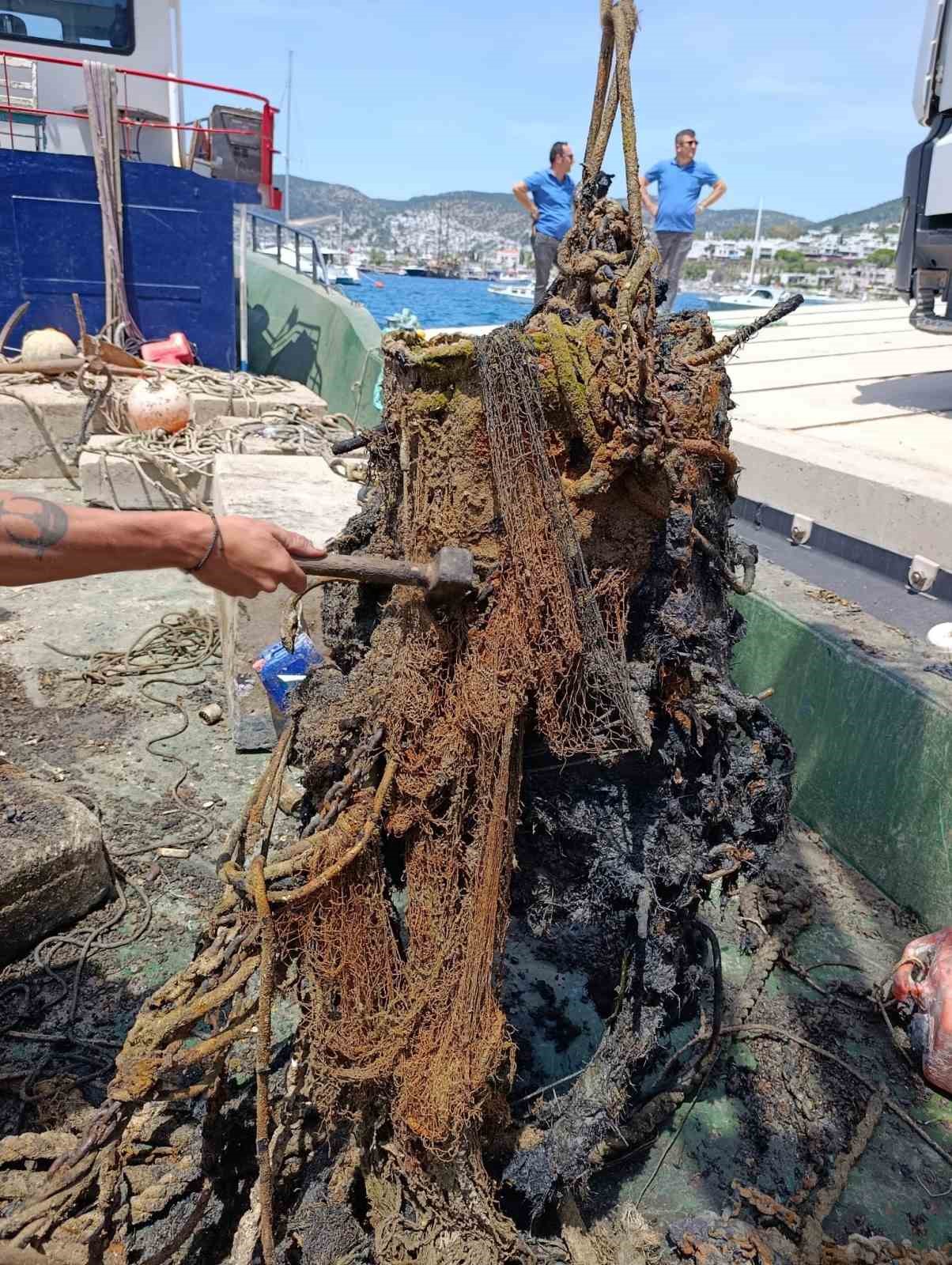 bodrumdan-30-ton-atik-daha-cikarildi