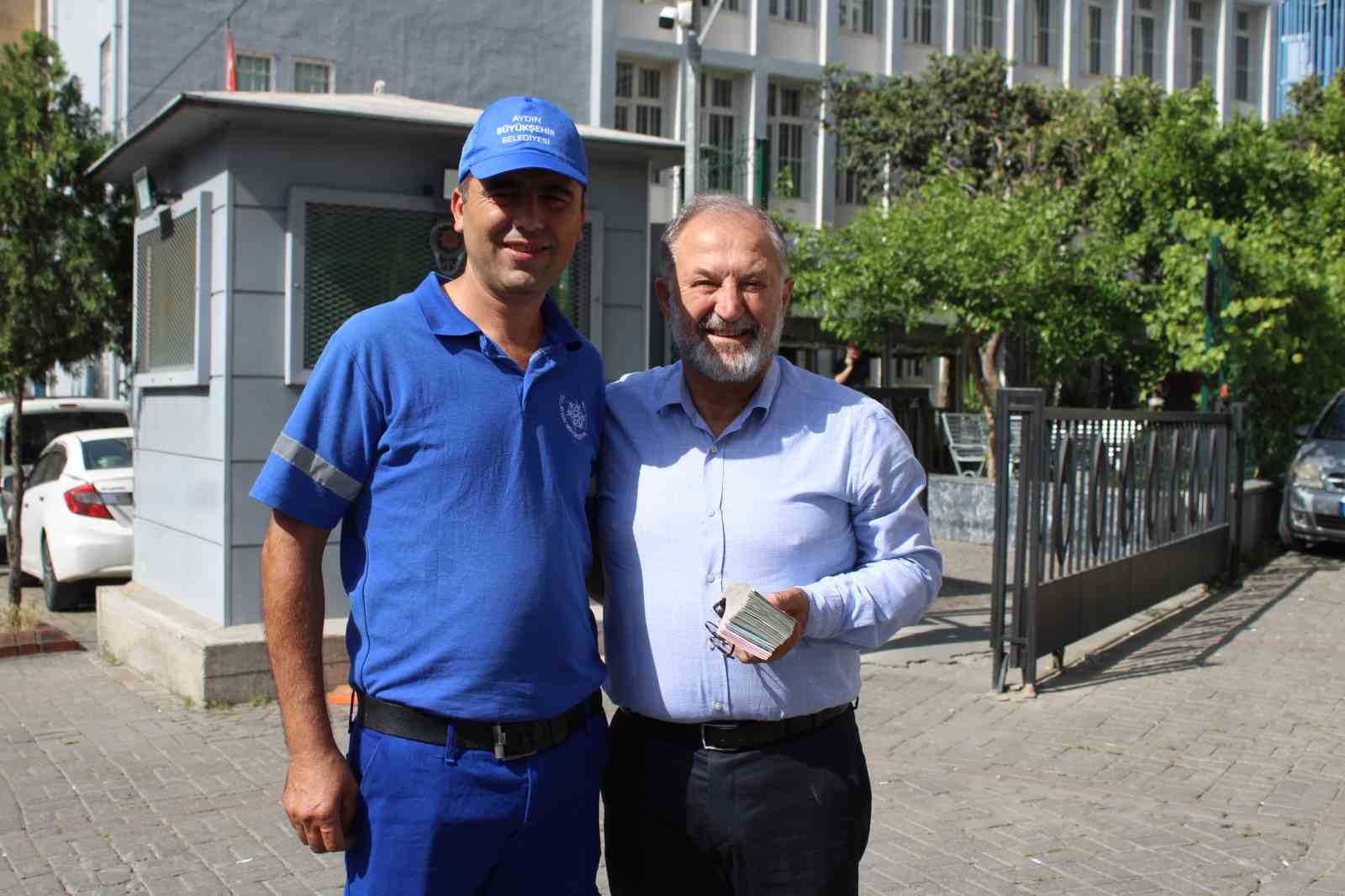 buldugu-para-dolu-poseti-hic-dusunmeden-sahibine-teslim-etti