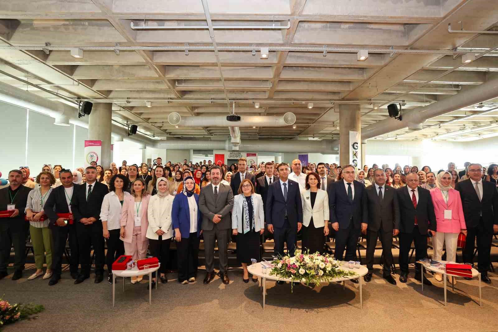 buyuksehir-ev-sahipliginde-okul-oncesi-zirve-programi-duzenlendi