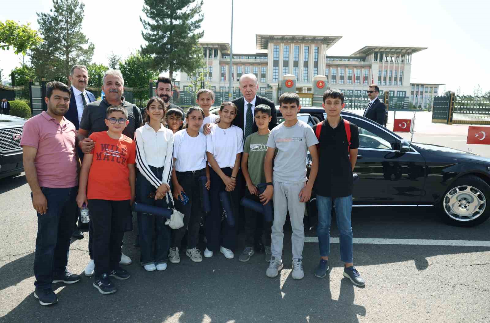 cumhurbaskani-erdogan-adiyamanli-cocuklarla-15-temmuz-sehitler-anitinda-bulustu