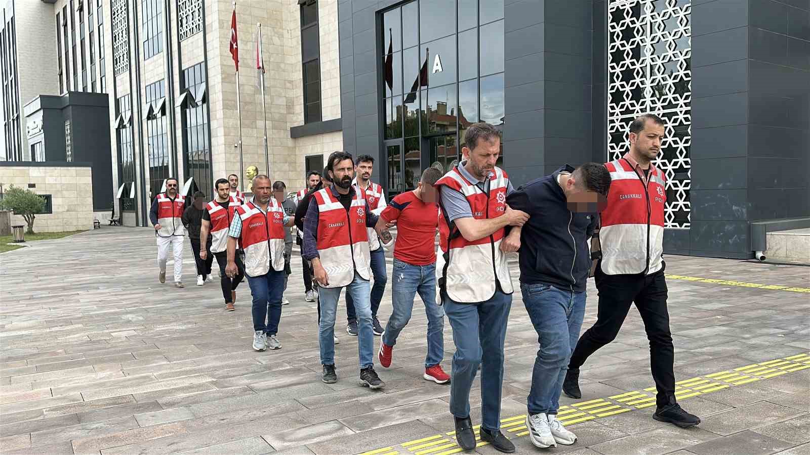 dur-ihtarina-uymayarak-otomobil-ile-kacan-ve-polisin-universite-ogrencisine-carpip-agir-yaralanmasina-sebep-olan-5-supheli-adliyeye-sevk-edildi