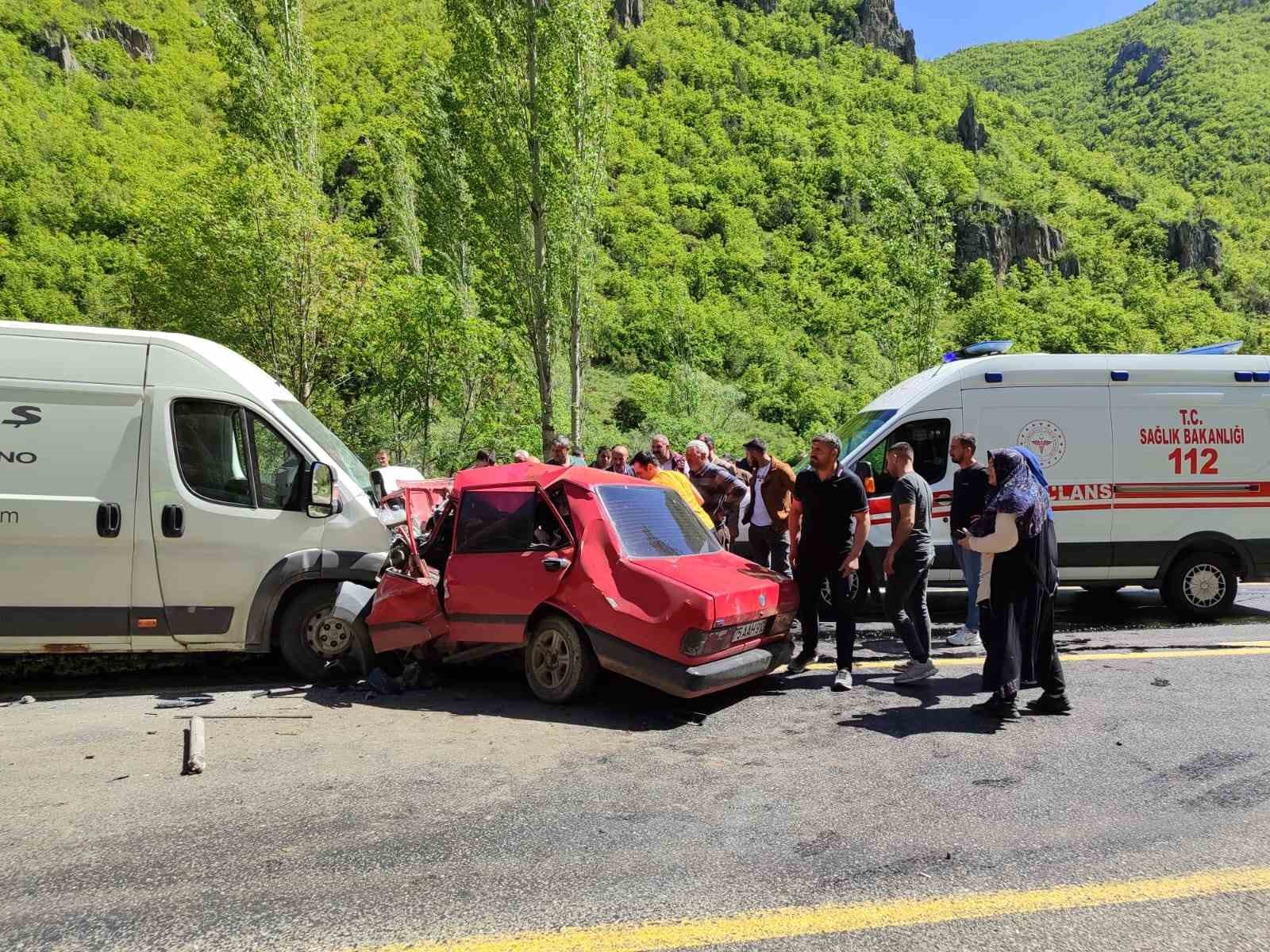 erzurumda-minibusle-carpisan-fiat-tofas-arac-hurdaya-dondu-1-olu-1-agir-yarali