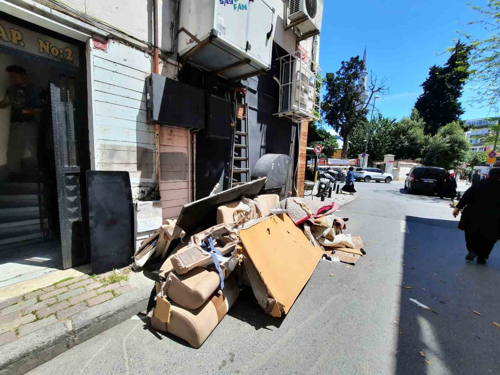fatihte-kontrolsuz-tasinma-kamerada-esyalarini-3-kattaki-camdan-boyle-atti