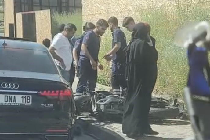 gaziosmanpasada-ambulansa-yol-vermek-isteyen-otomobile-carpti-motosiklet-surucusu-yaralandi