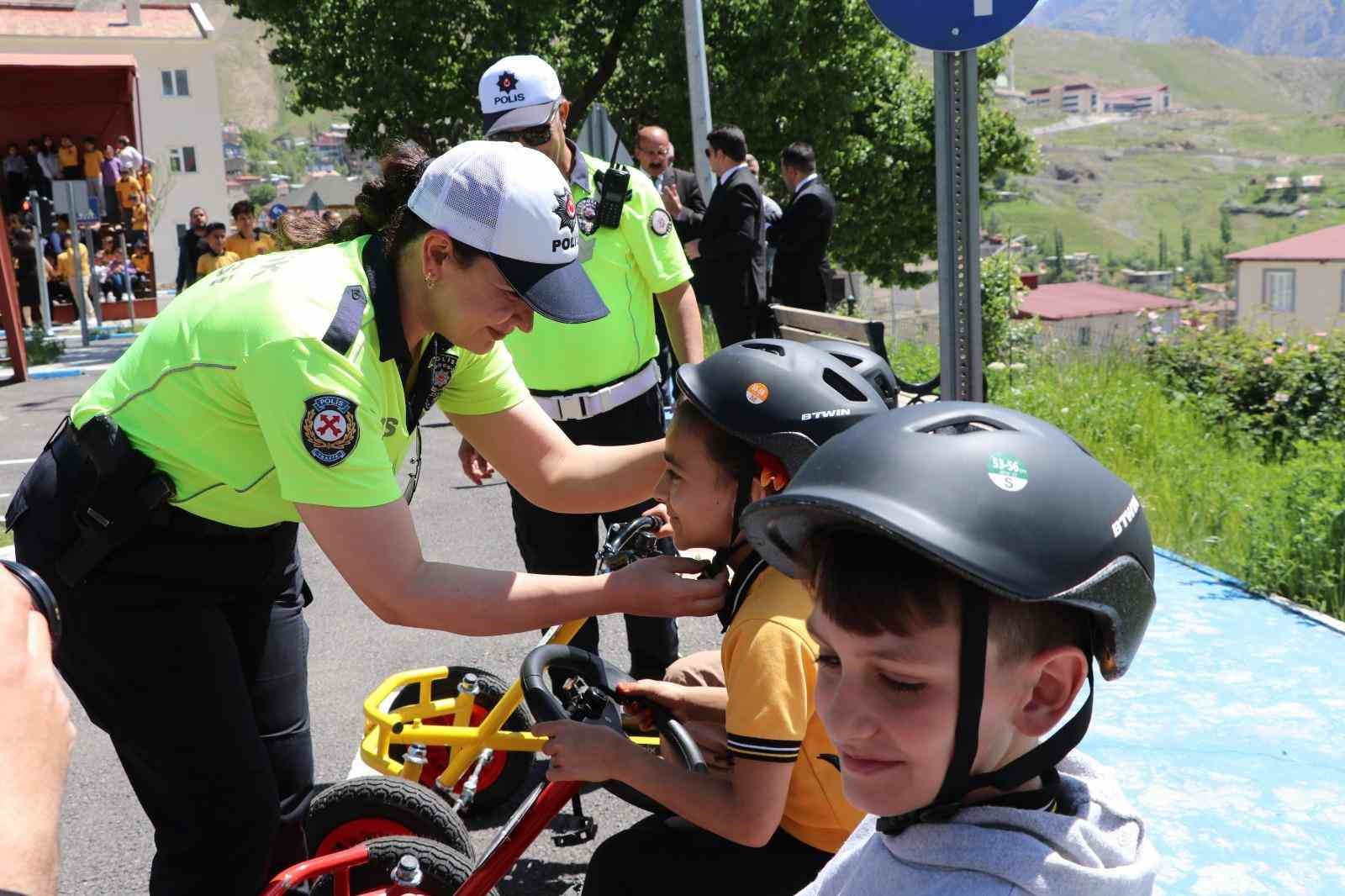 hakkaride-trafikte-bilincli-nesillerin-yetismesi-icin-egitimler-devam-ediyor
