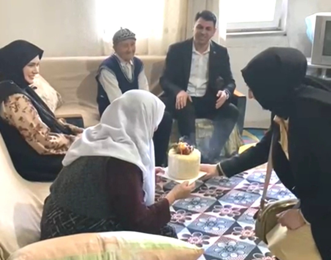 hisarcik-kaymakami-bahardan-82-yasindaki-hafize-teyzeye-pastali-dogum-gunu-kutlamasi