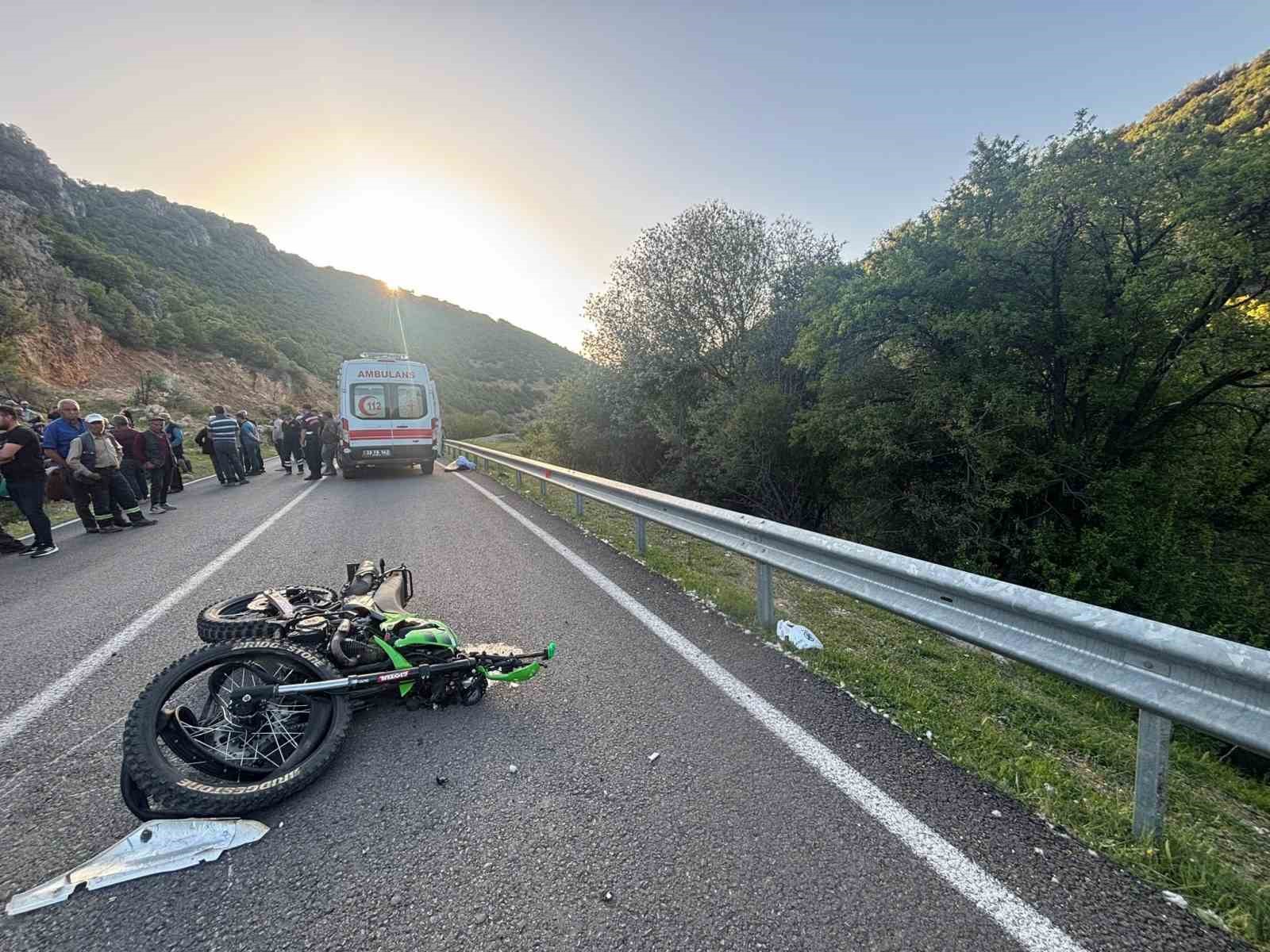 ispartada-bariyerlere-carpan-motosikletteki-lise-ogrencisi-hayatini-kaybetti