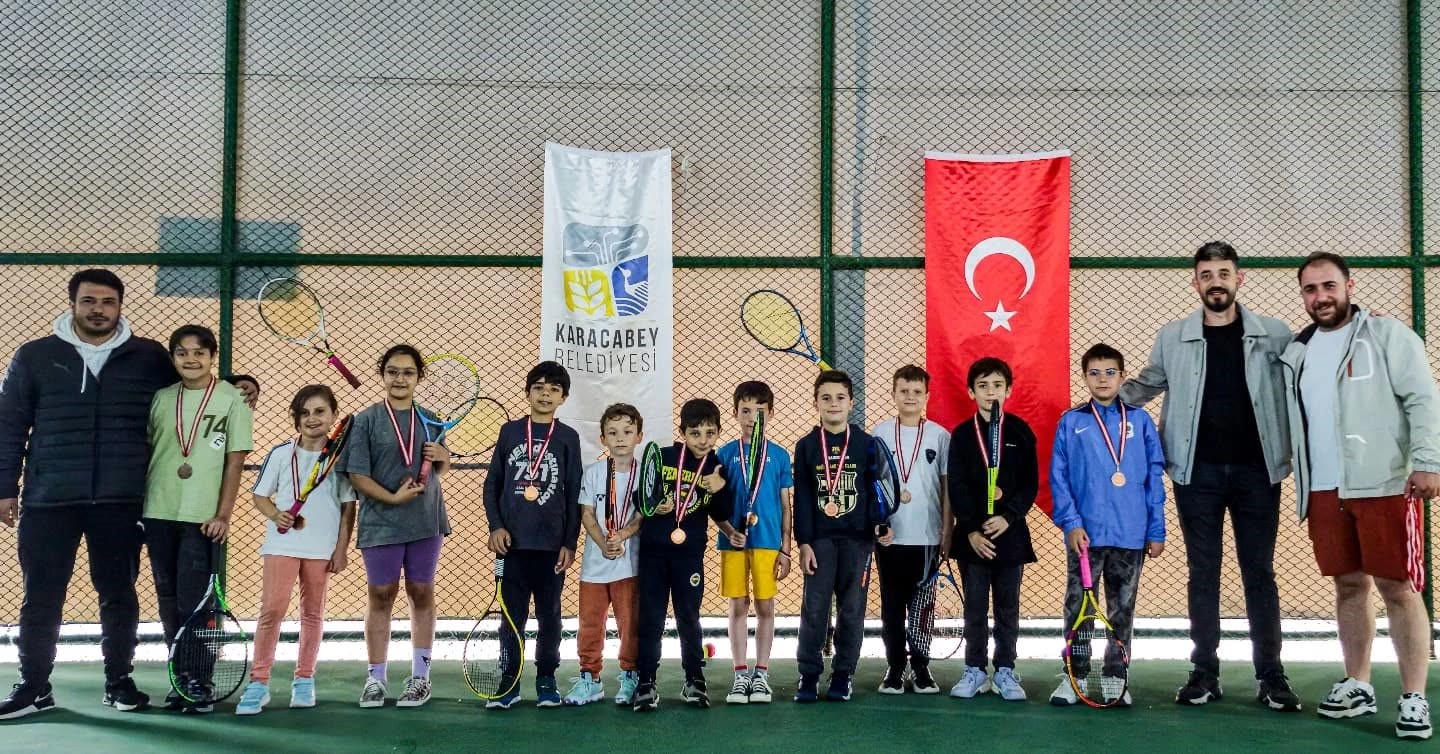 karacabey-belediyesi-spor-tesislerinde-minik-raketler-sahne-aldi