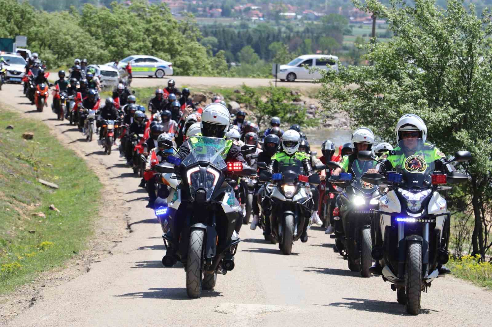 liseli-gencler-motosikletleriyle-trafik-farkindaligi-olusturdu-bir-kural-bir-omur-yolculugu