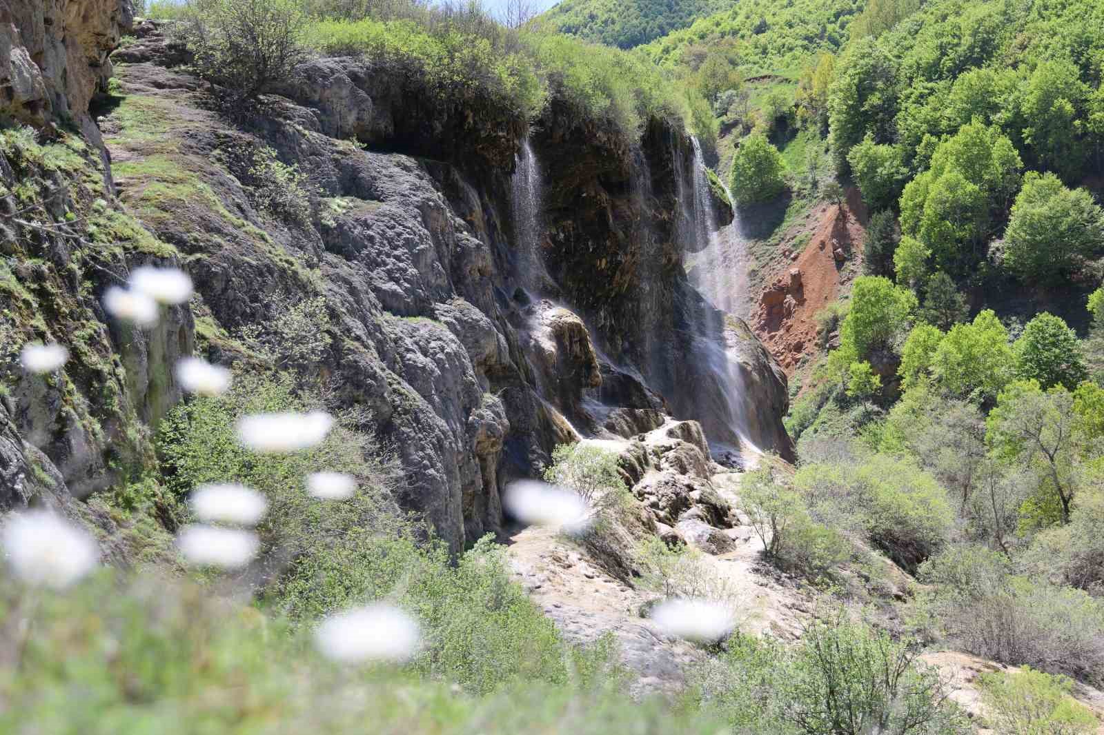 masalsi-goruntulere-sahne-olan-selale-ziyaretcilerini-bekliyor