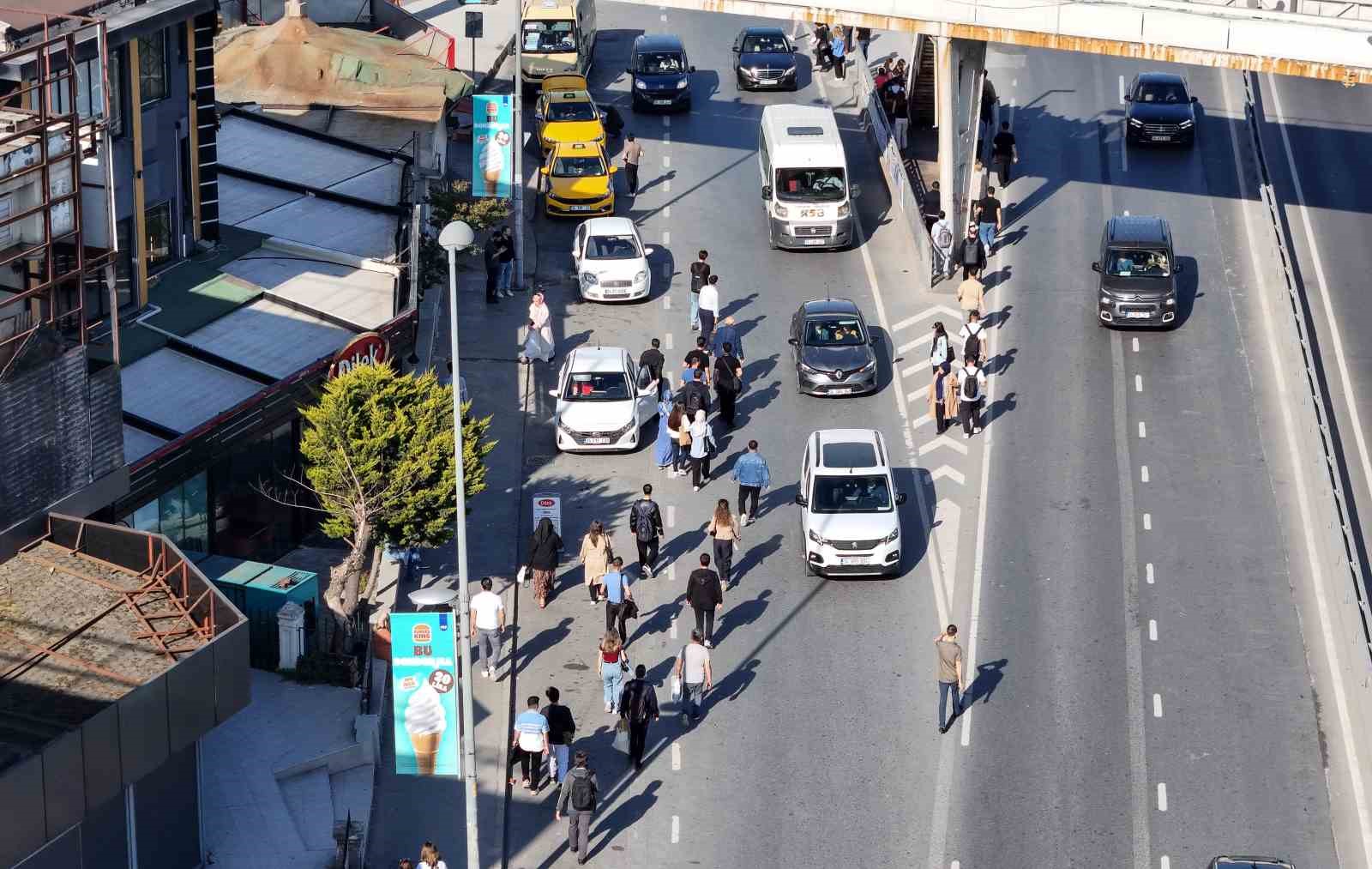 ozel-halk-otobusleri-kontak-kapatti-metrobuslerde-yasanan-yogunluk-havadan-goruntulendi