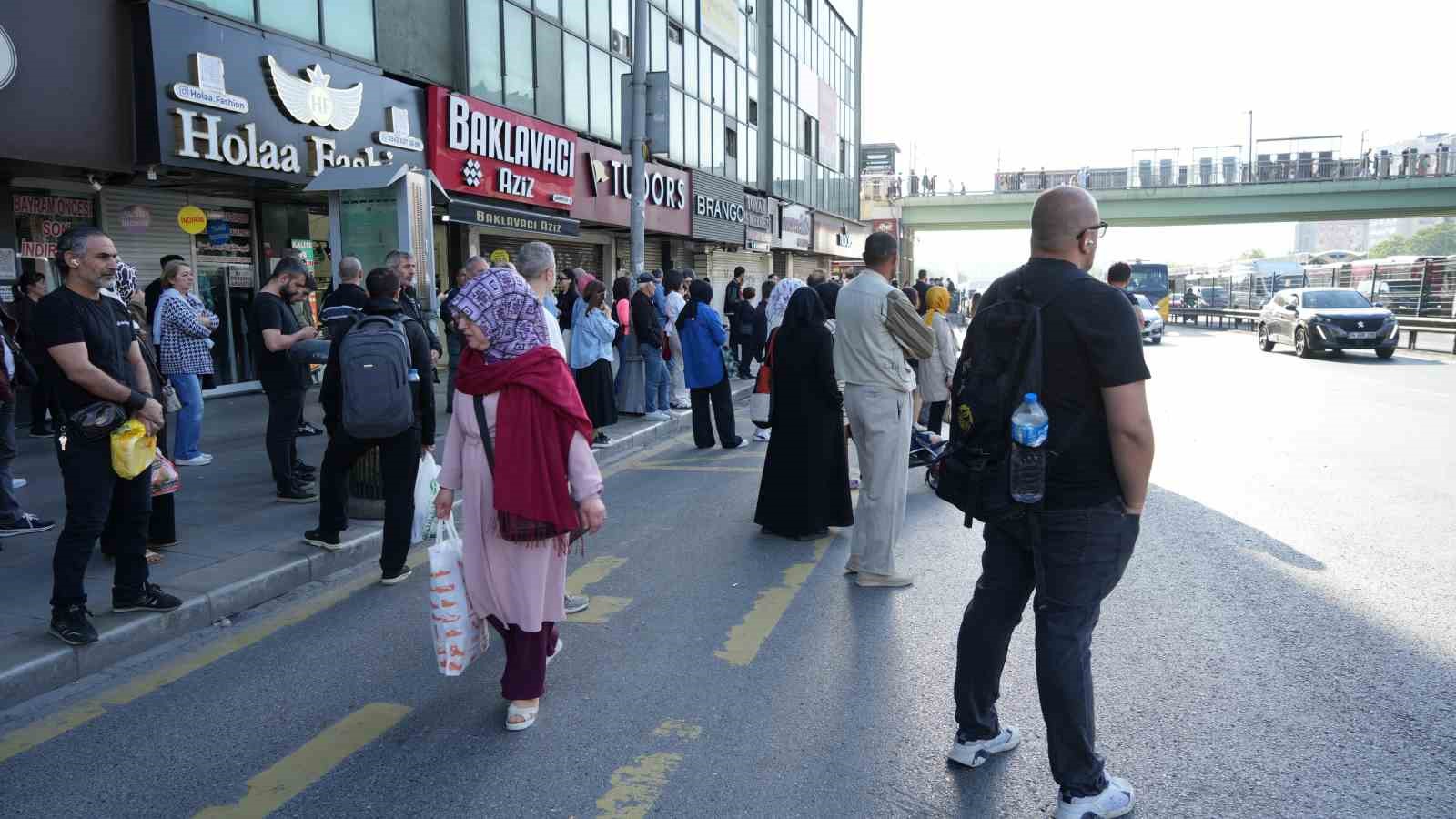 ozel-halk-otobusleri-kontak-kapatti-vatandaslar-yolda-kaldi