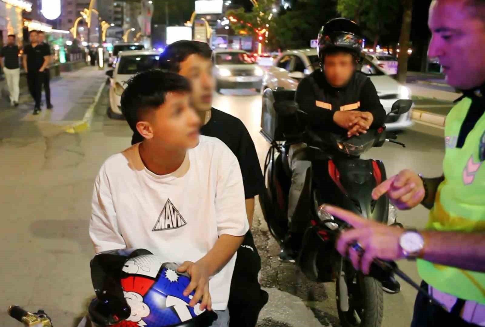 polise-dil-dokup-gazeteciye-el-salladi-ama-cezadan-kurtulamadi