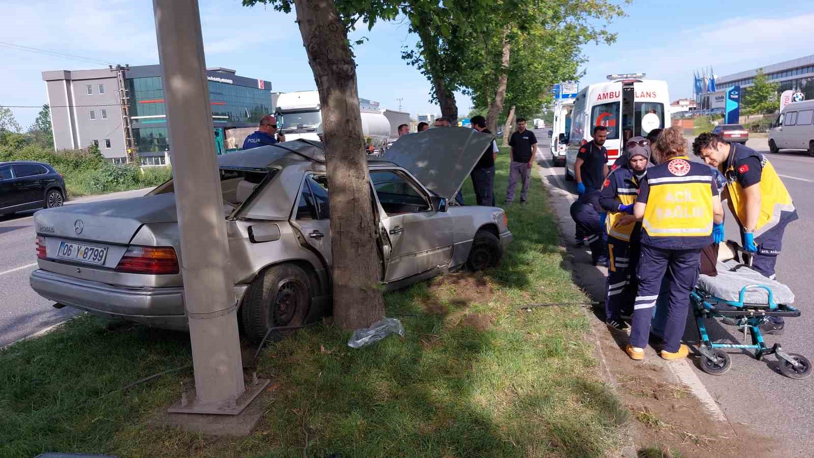 samsunda-otomobil-once-tira-ardindan-agaca-carpti-1-yarali