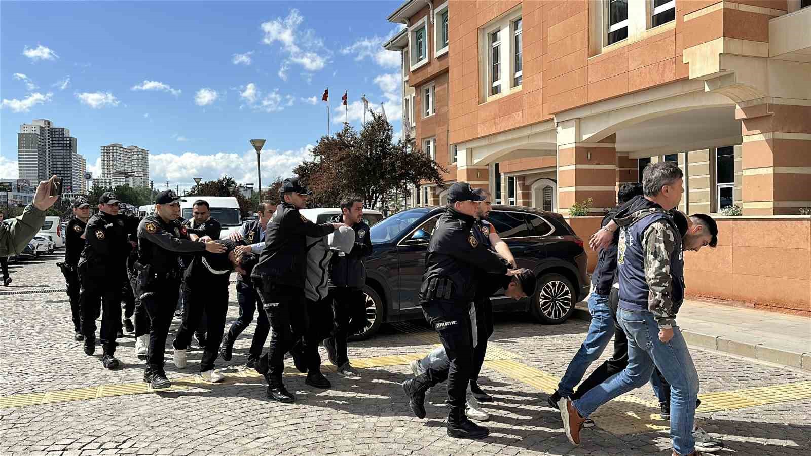 sim-karttan-yola-cikan-ozel-ekip-milyonlarca-liralik-vurgun-yapan-bahis-sebekesini-cokertti