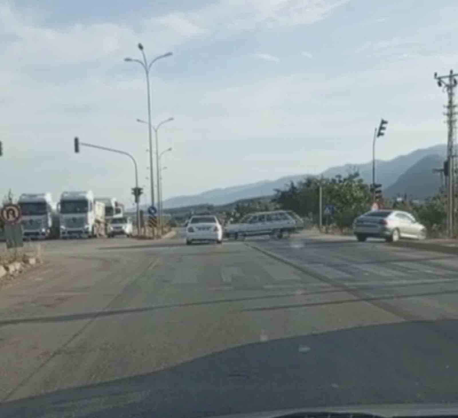 sosyal-medyaya-goruntu-cekmek-isterken-kirmizi-isikta-gecen-aracin-karistigi-yaralamali-kazayi-goruntuledi