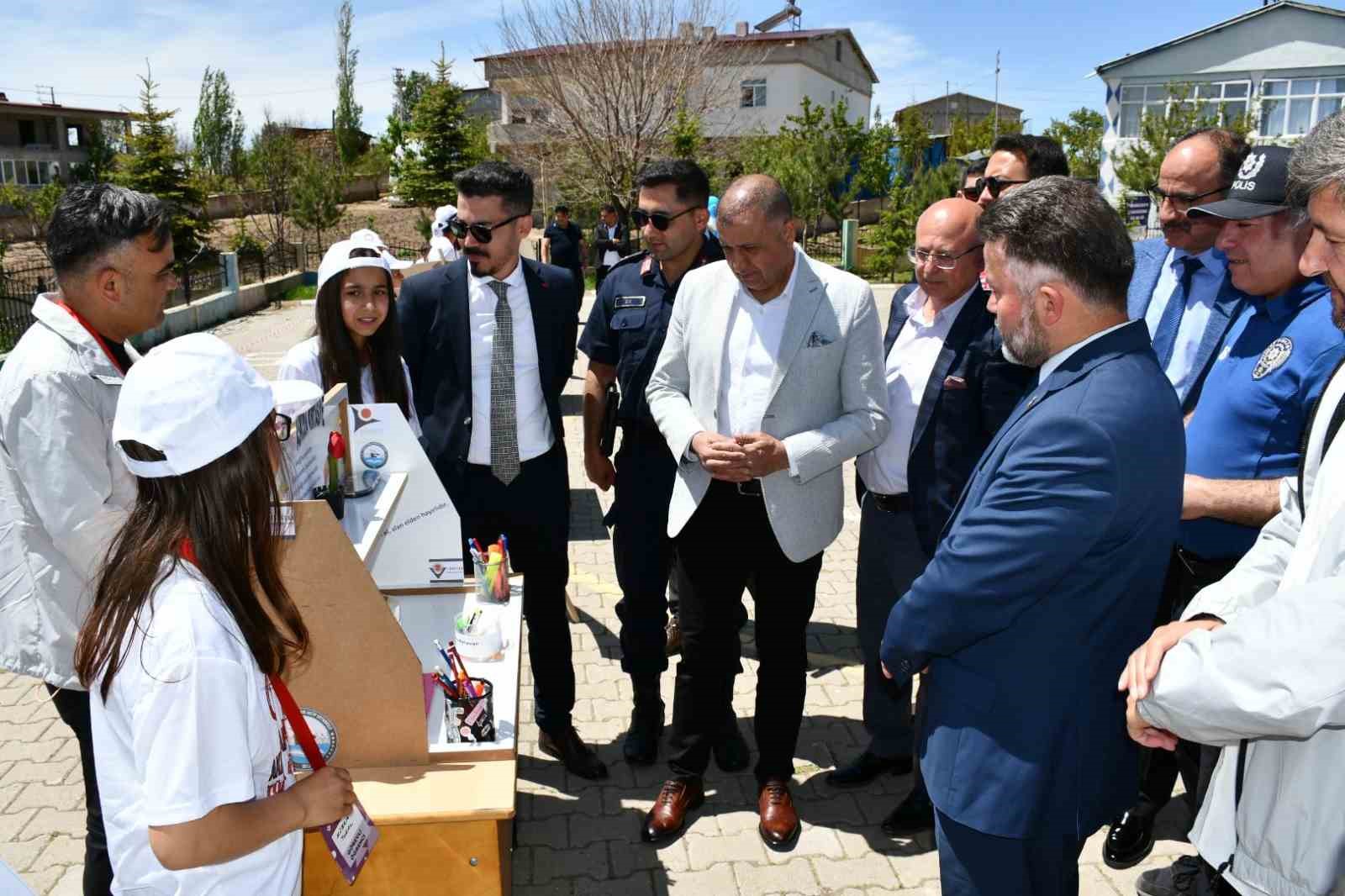 tomarzada-ogrenciler-bilim-fuarinda-hunerlerini-sergiledi