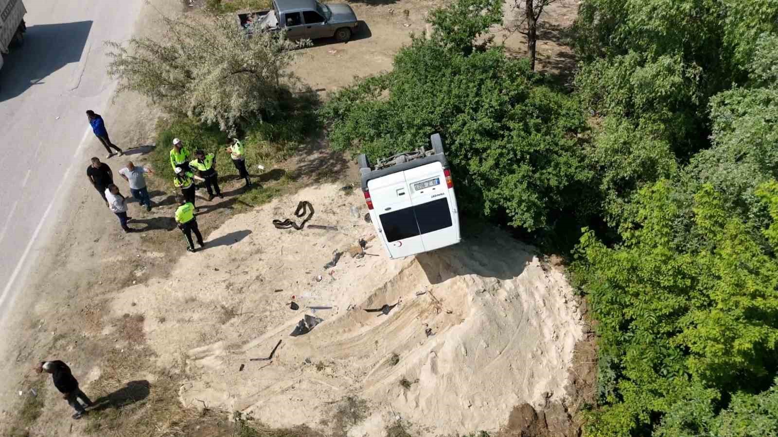 tozu-dumana-katan-minibus-ortaligi-boyle-savas-alanina-cevirdi-3-yarali
