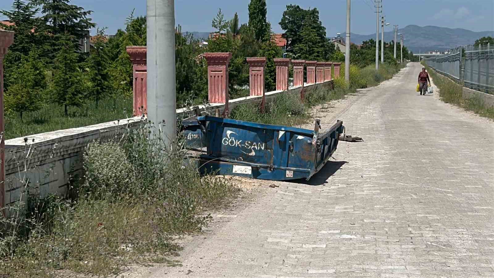 usakta-hemzemin-gecitte-traktor-ile-tren-carpisti-1-yarali