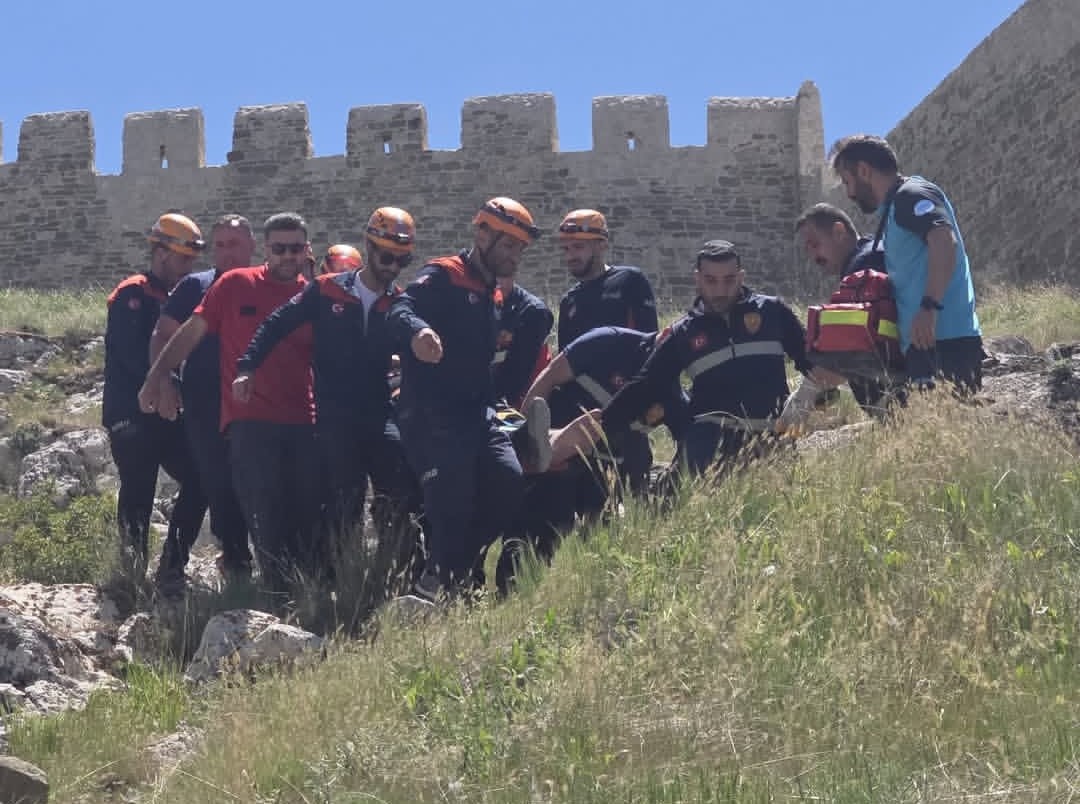 van-kalesinde-kayaliklarda-mahsur-kalan-sahis-kurtarildi