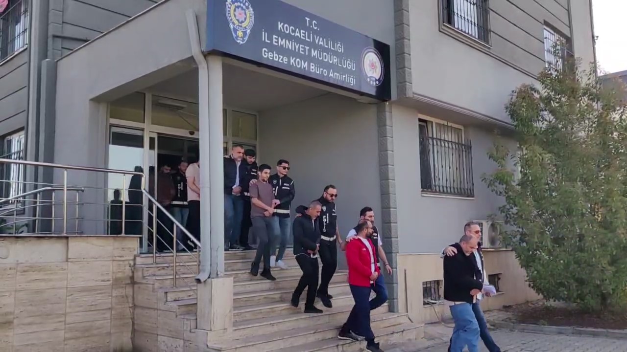 4-ilde-yapilan-es-zamanli-operasyonda-1-milyon-416-bin-190-makaron-ele-gecirildi-30-supheli-yakalandi