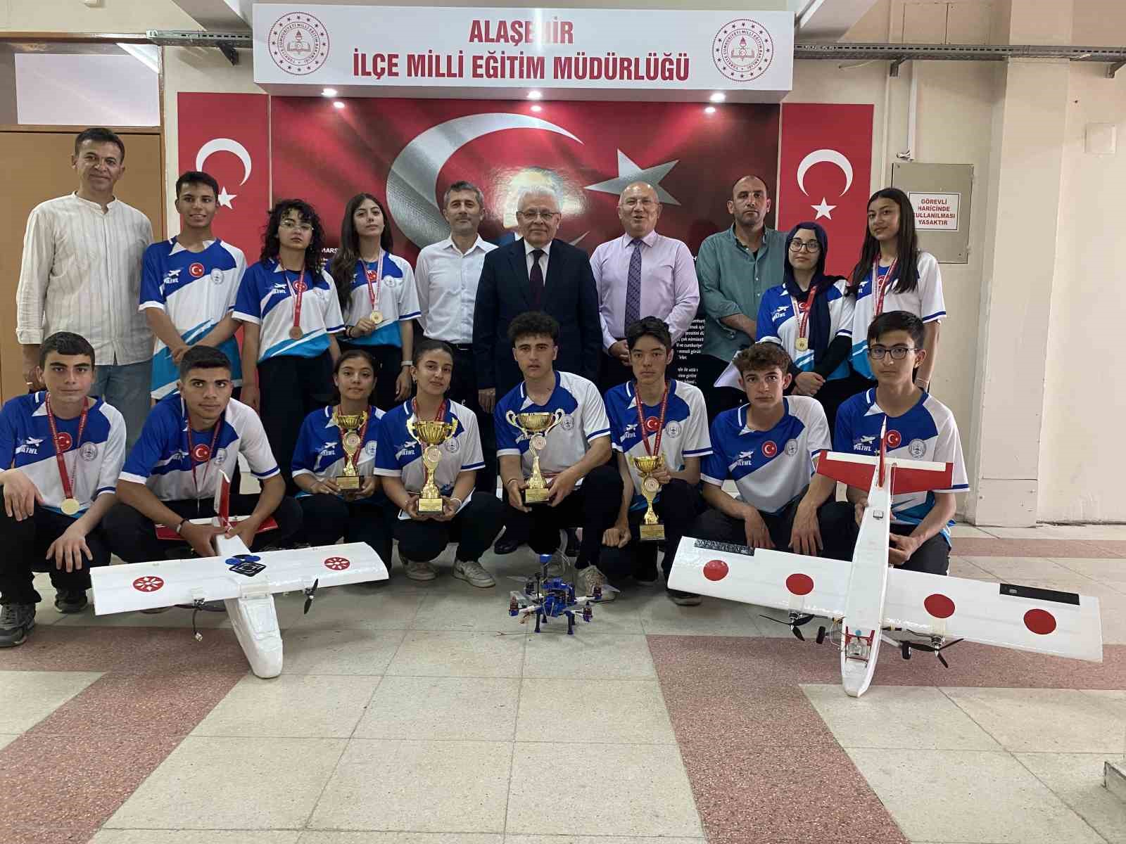 alasehir-anadolu-imam-hatip-lisesinden-hava-sporlarinda-buyuk-basari