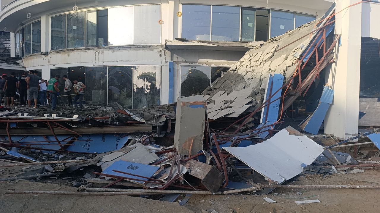 antalyada-otel-insaatinin-balkonu-goctu-isciler-canini-son-anda-kurtardi