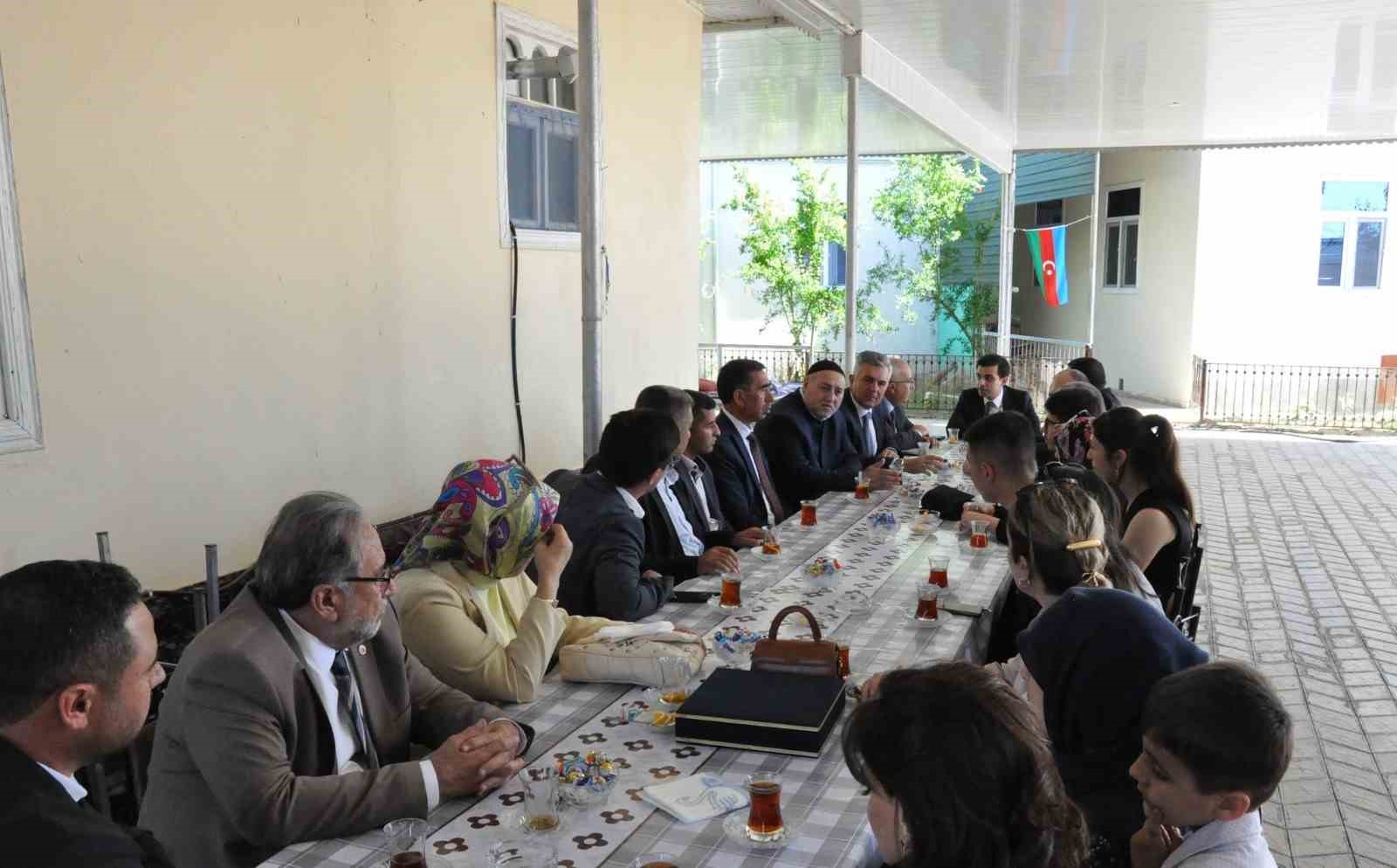 azerbaycanda-ziyaretlerde-bulunan-cameli-protokolu-milli-kahramani-unutmadi