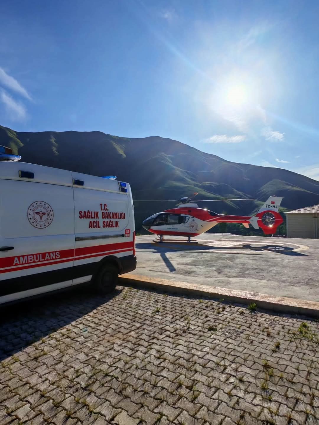 bahcesarayda-yasli-hasta-helikopter-ambulansla-vana-sevk-edildi