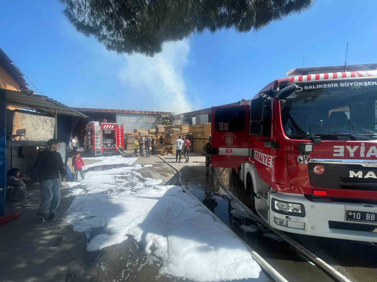 balikesirde-mobilya-atolyesinde-korkutan-yangin