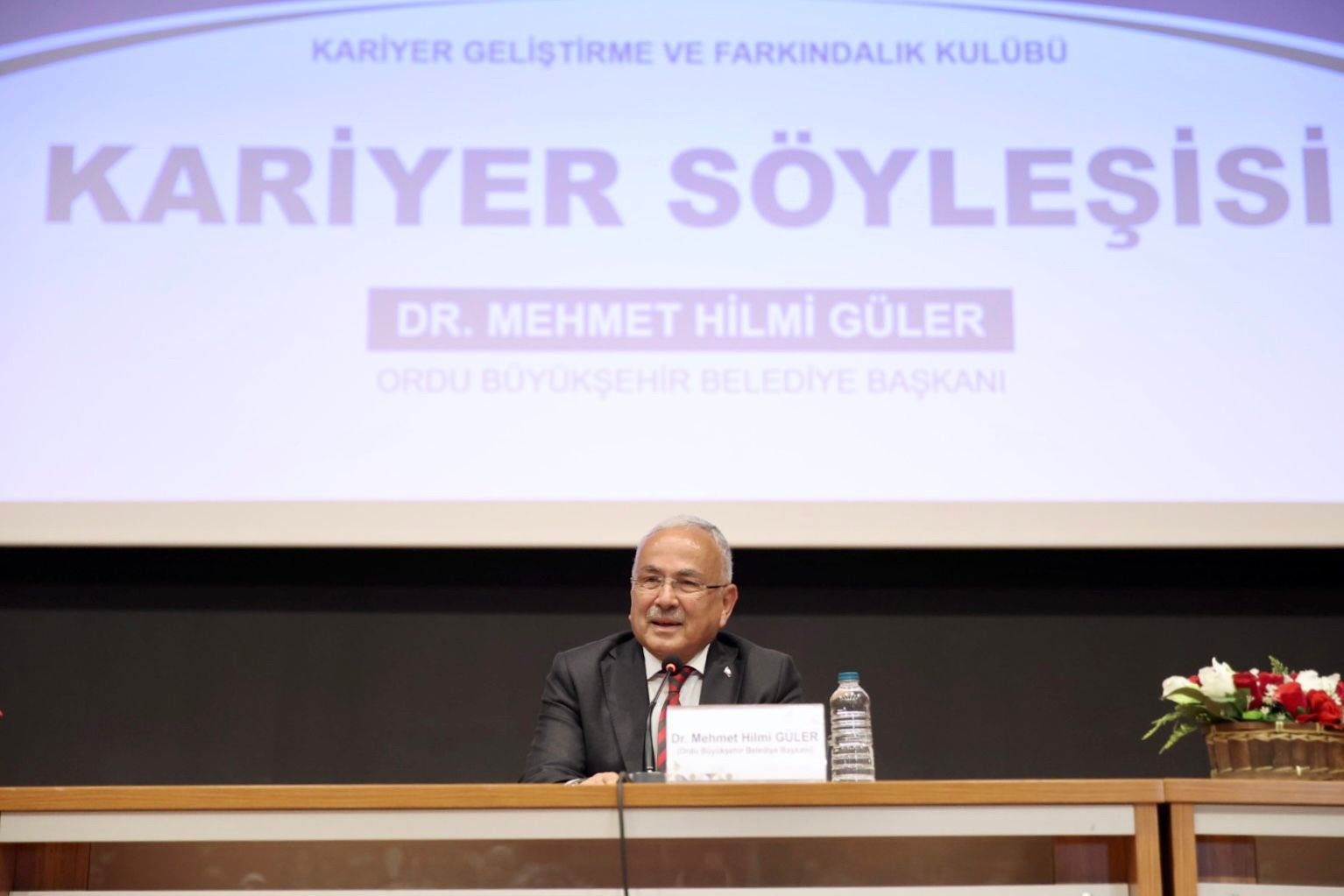 baskan-guler-universite-ogrencilerine-seslendi-yapacaginiz-her-iste-onceliginiz-ulkeniz-olsun