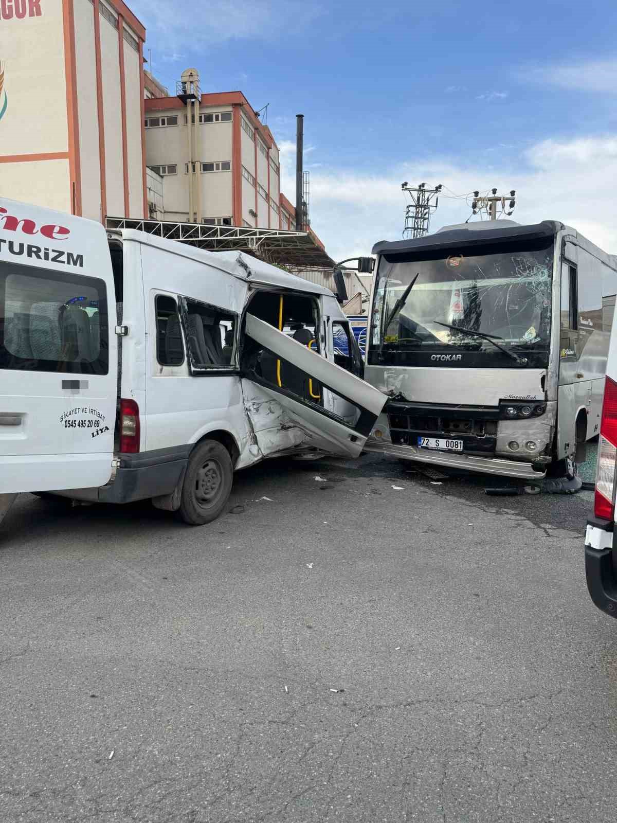 batmanda-minibus-ile-midibus-carpisti-7-yarali