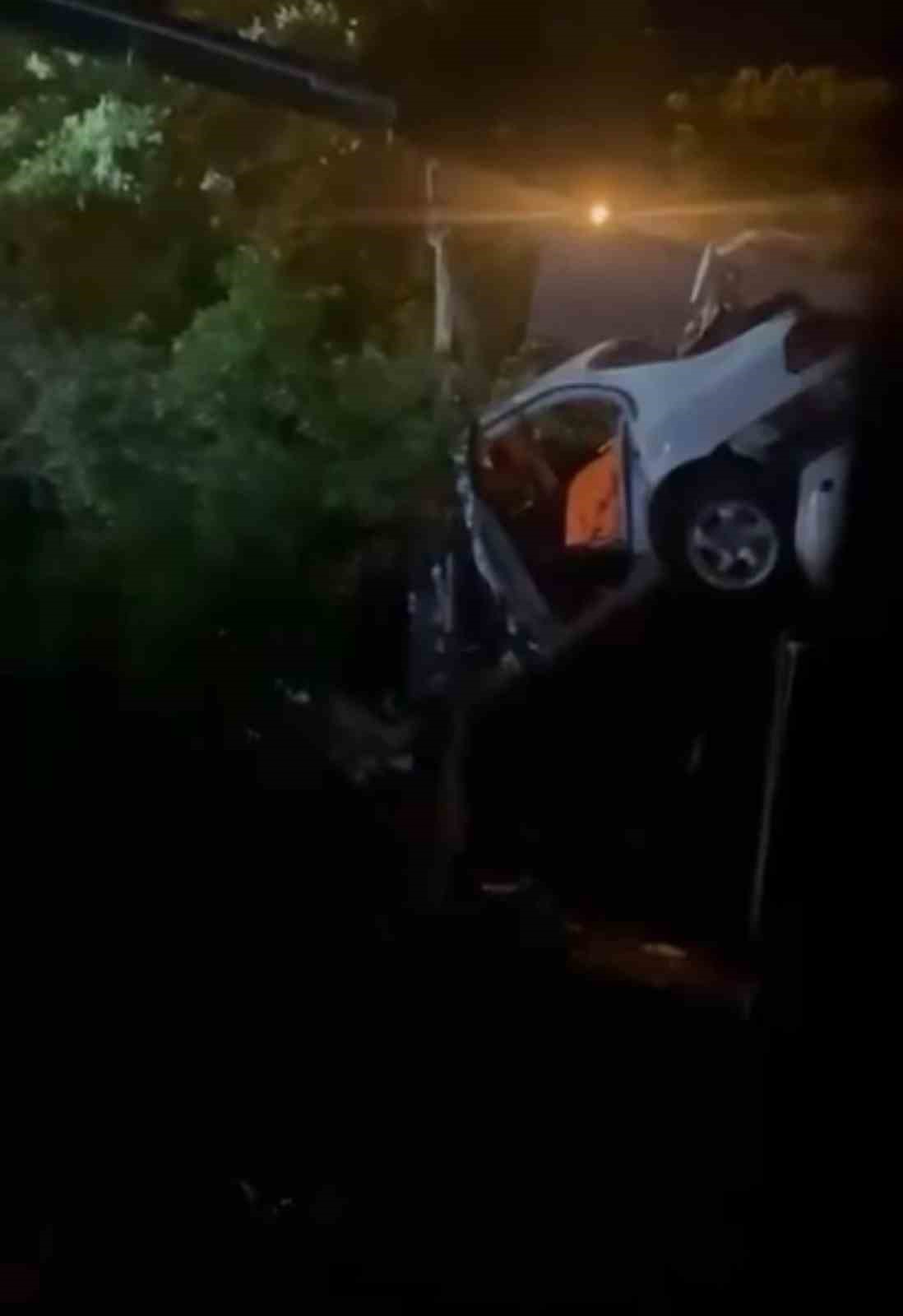 bursada-kontrolden-cikan-otomobil-bahceye-uctu-1-yarali