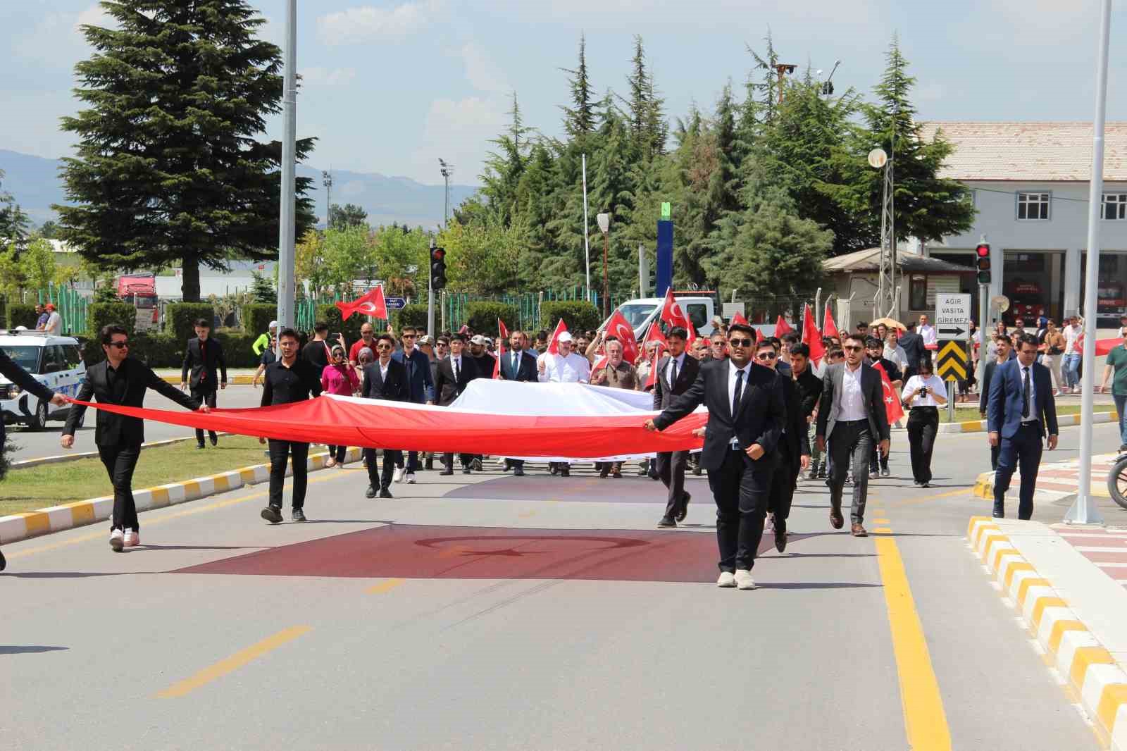 corumda-yuzlerce-universite-ogrencisinden-sehitlere-vefa-yuruyusu