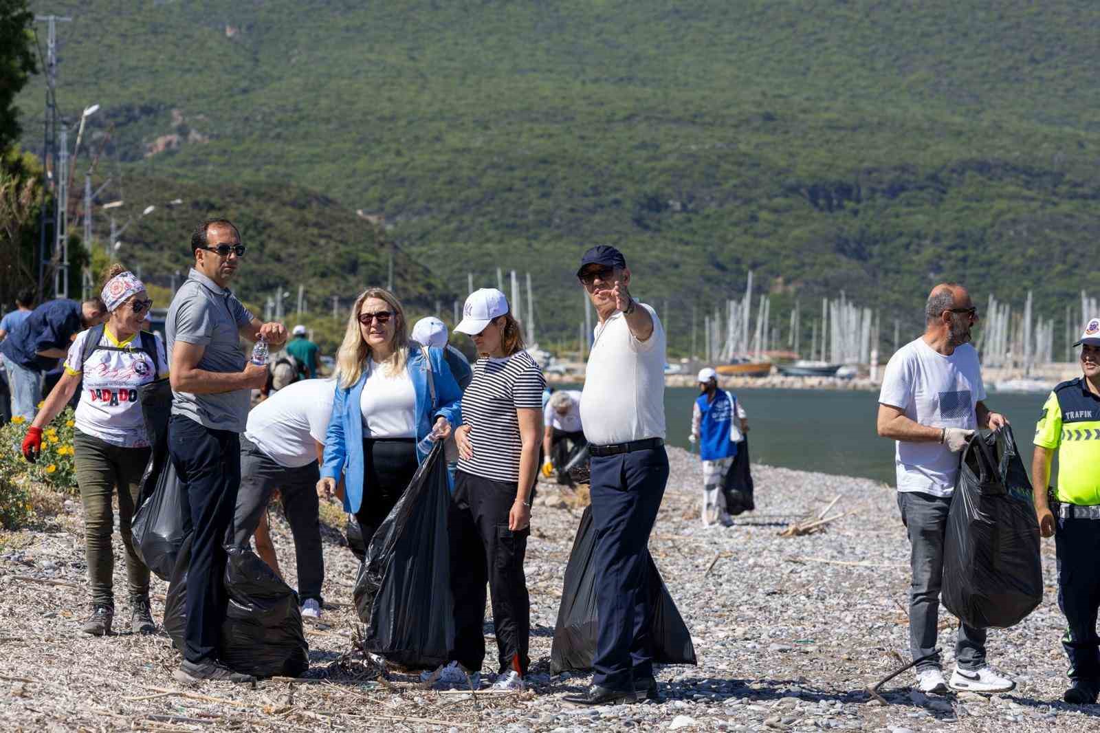 datcada-gonulluler-cevre-temizligi-yapti-2-ton-cop-toplandi