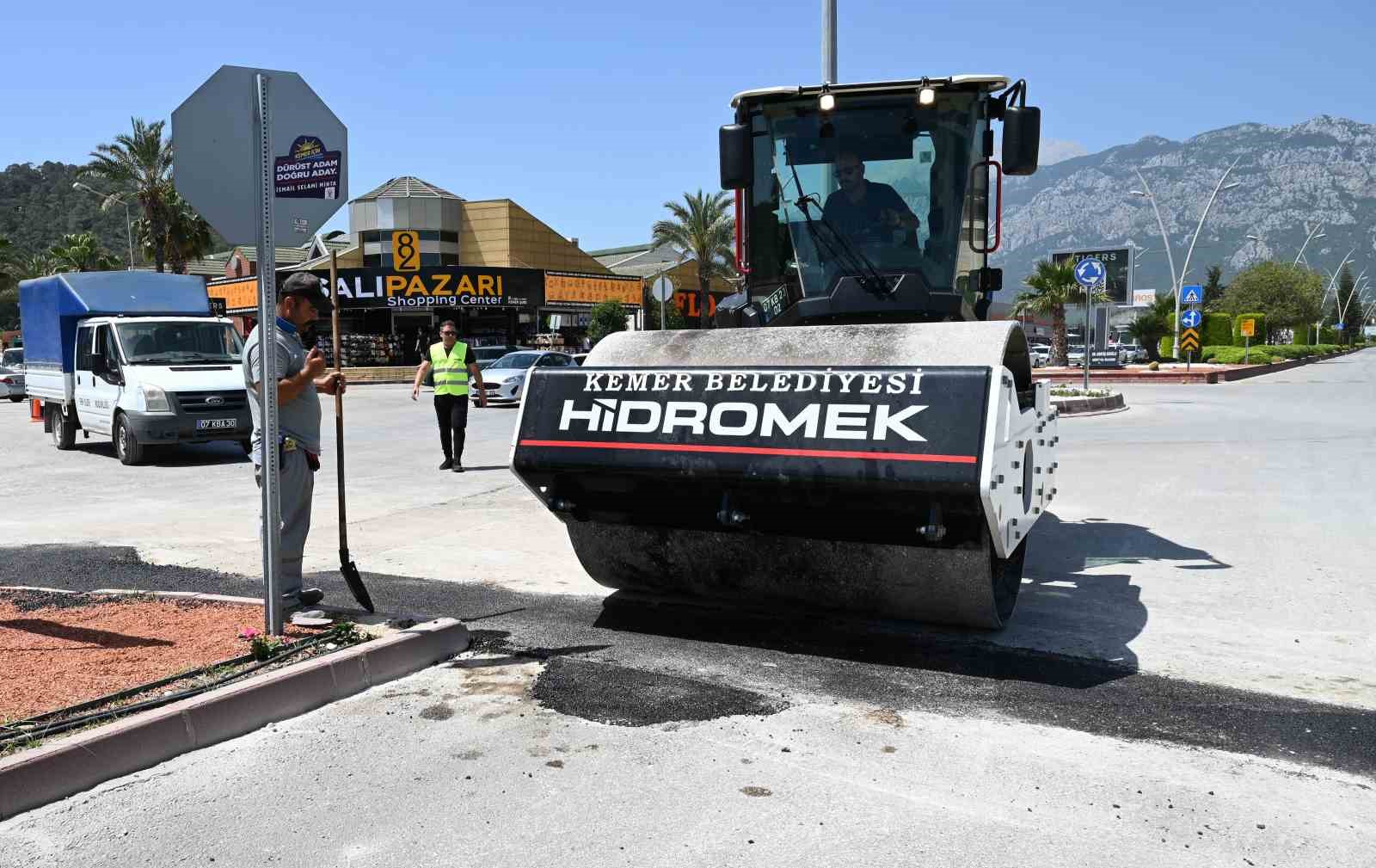 elektrik-altyapisi-yenilenen-kemerde-yollar-asfaltlaniyor