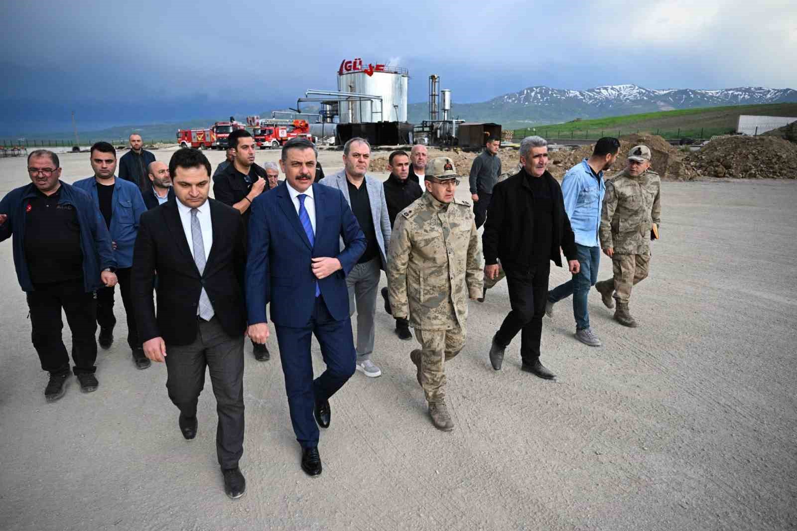 erzurum-valisi-ciftci-olay-yerinde-incelemelerde-bulundu
